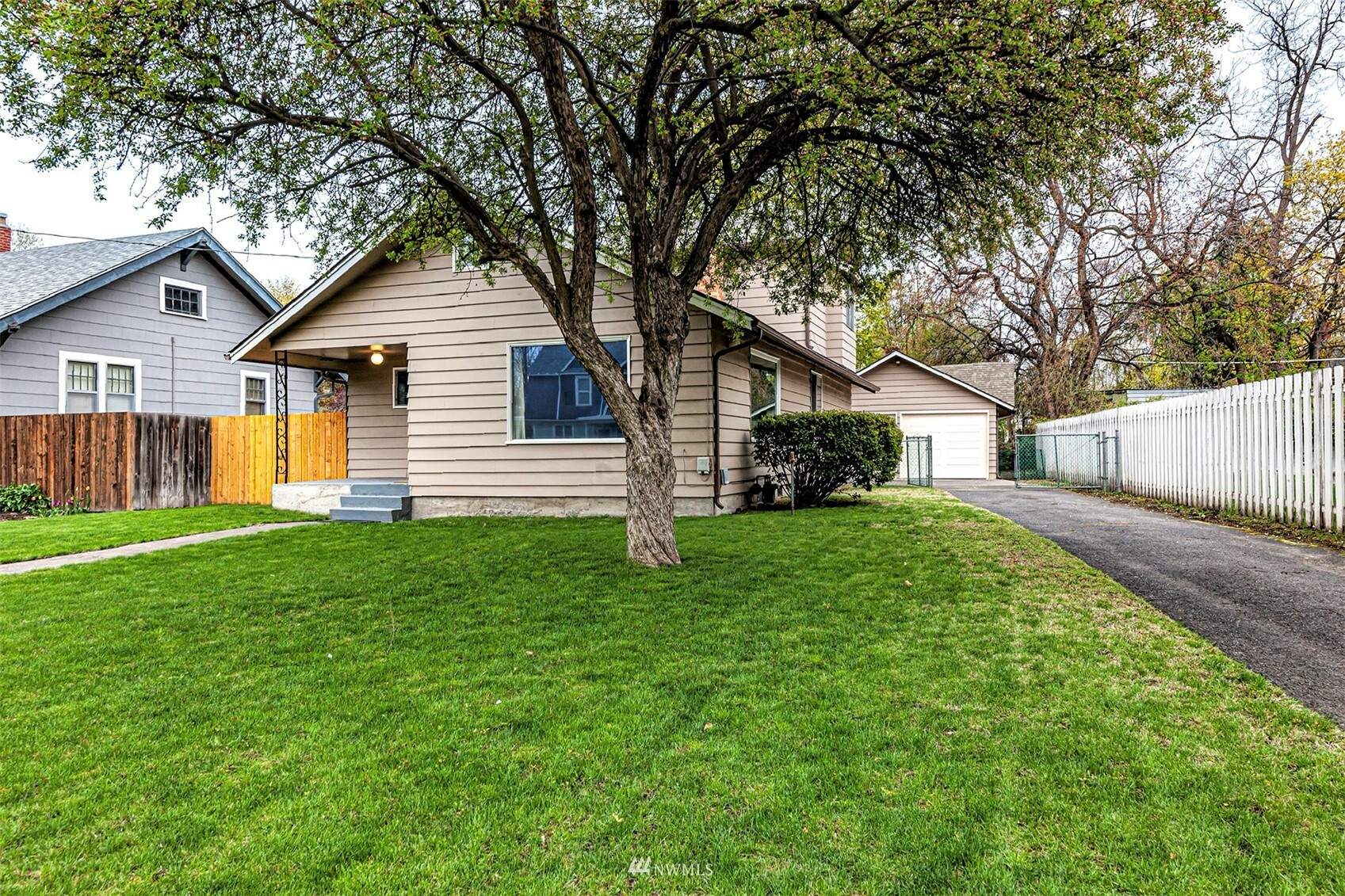 Property Photo:  732 Valencia Street  WA 99362 