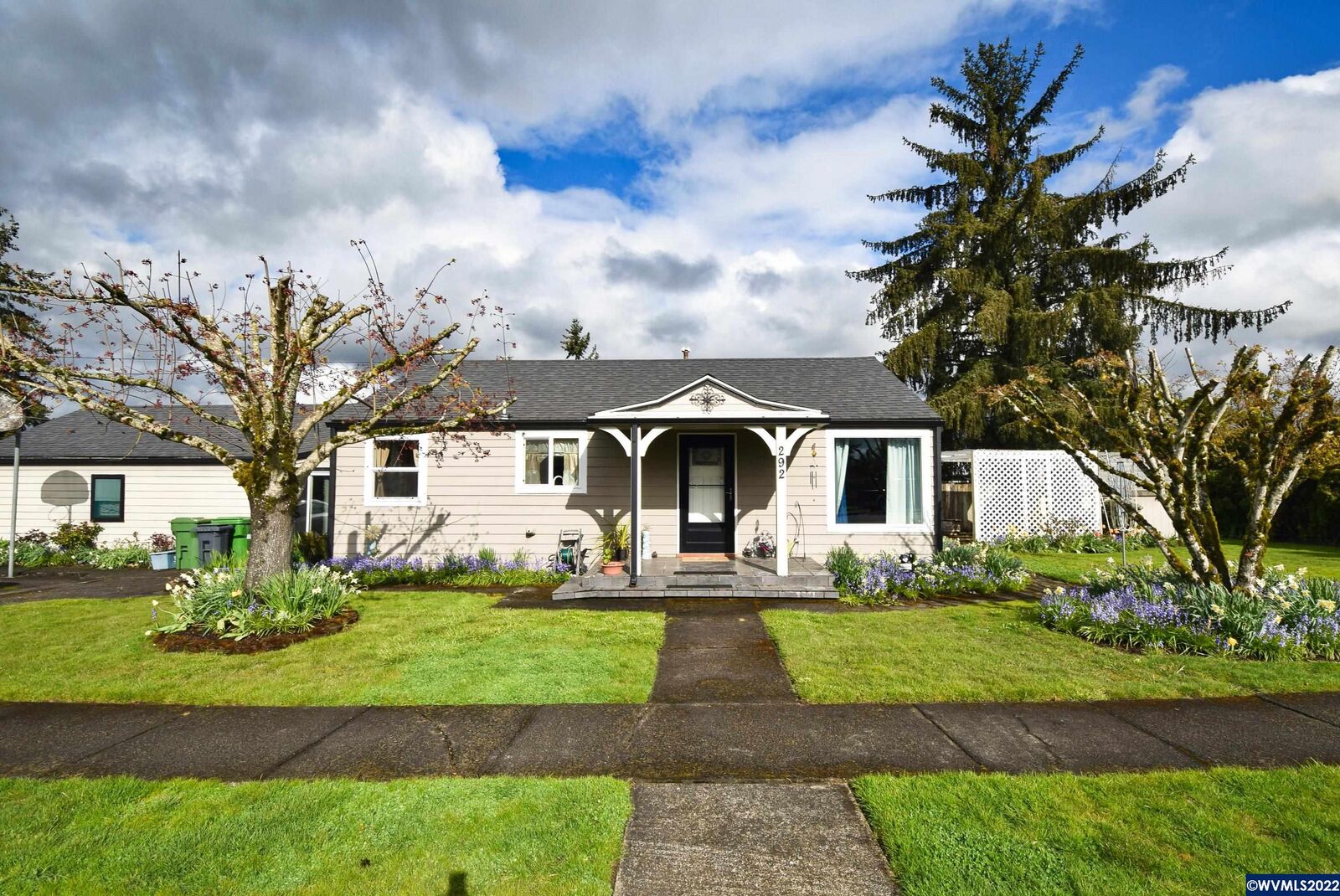 Property Photo:  292 N 8th St  OR 97325 