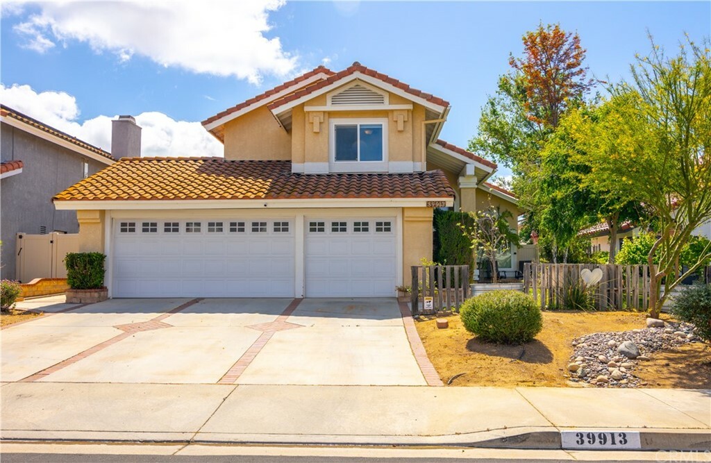 Property Photo:  39913 Calicia Court  CA 92562 