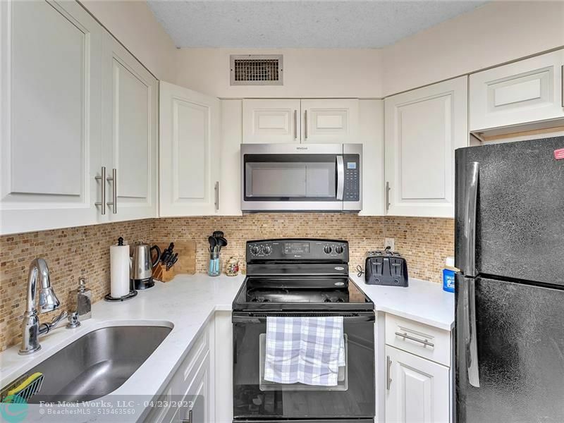 Property Photo:  213 Lake Pointe Dr 211  FL 33309 