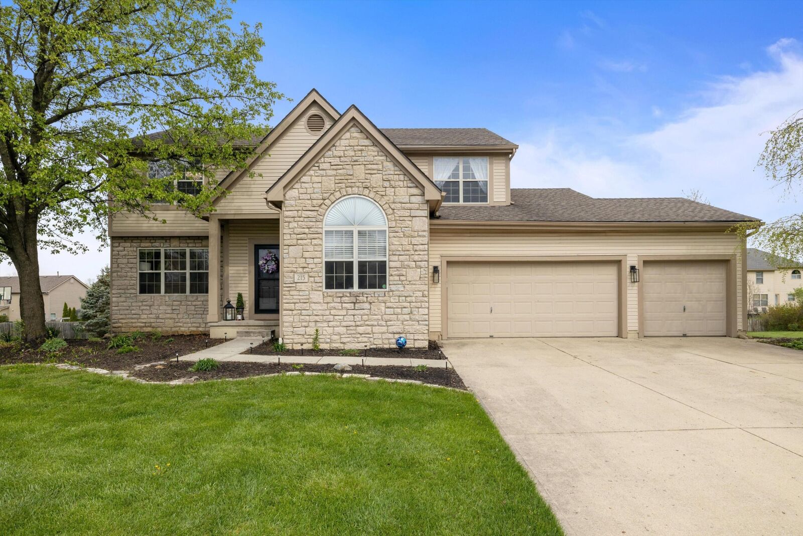 Property Photo: 215 Buttonwood Court OH 43230