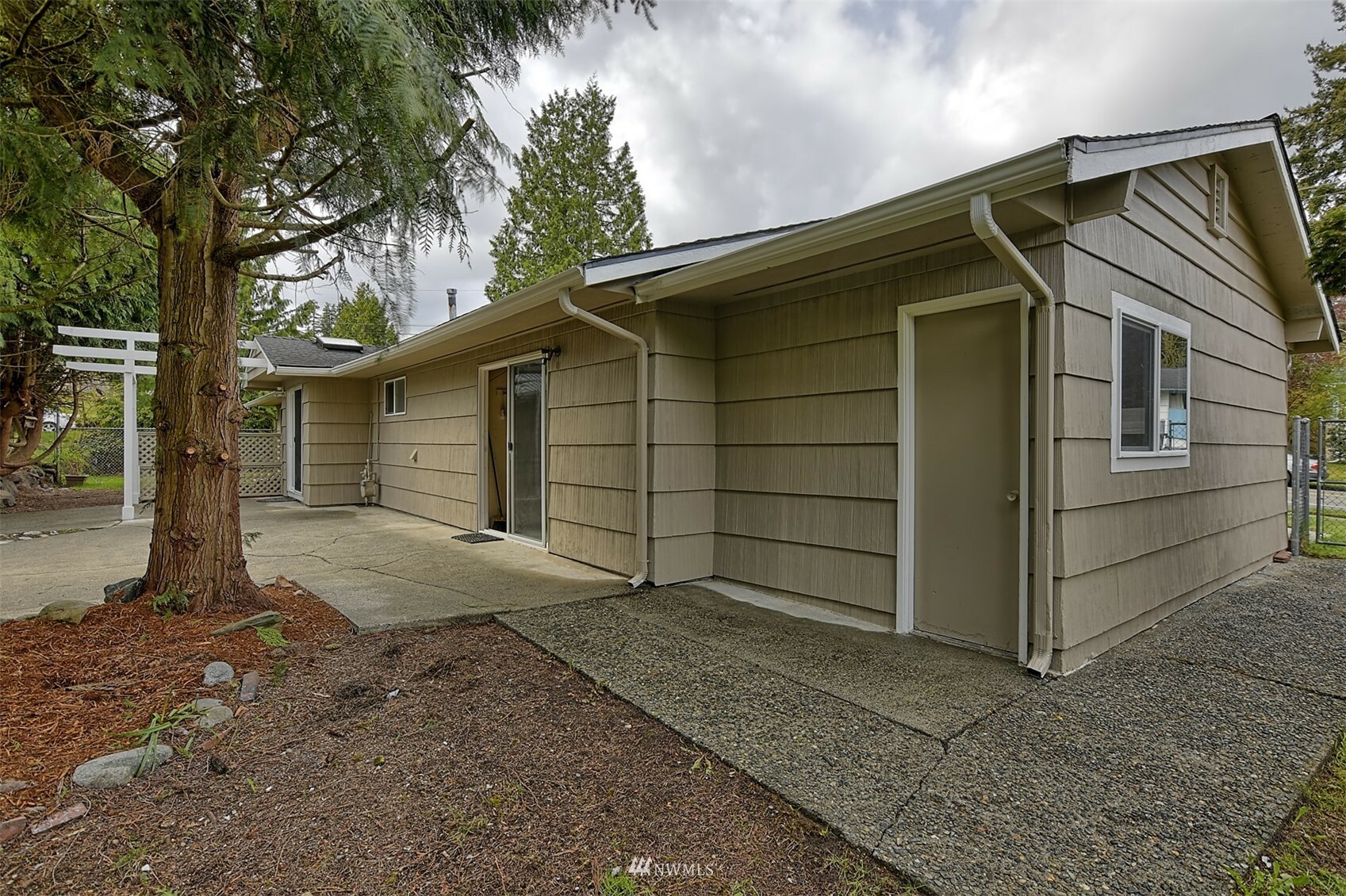 Property Photo:  22505 39th Avenue W  WA 98043 