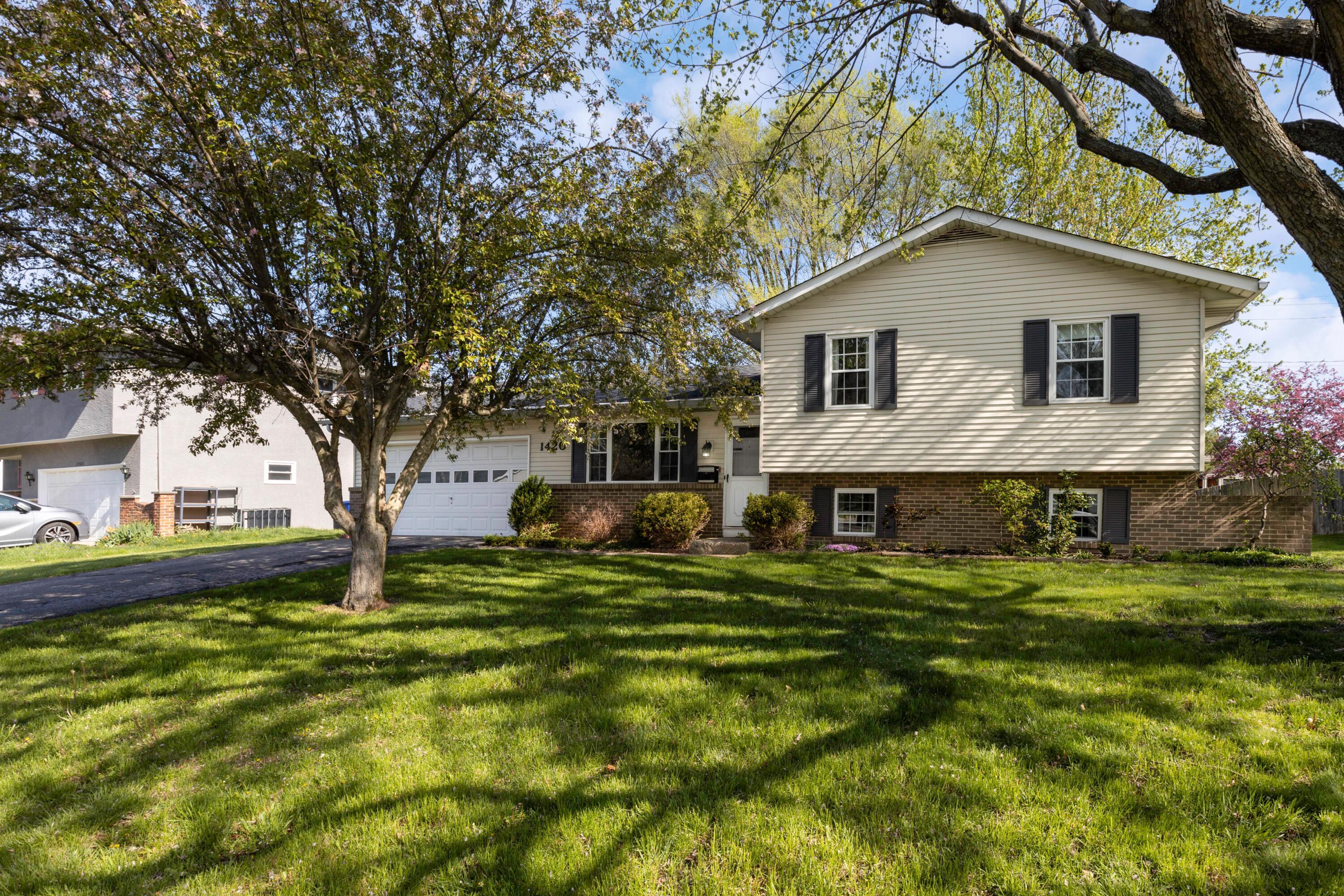 Property Photo: 1420 Hempwood Drive OH 43229
