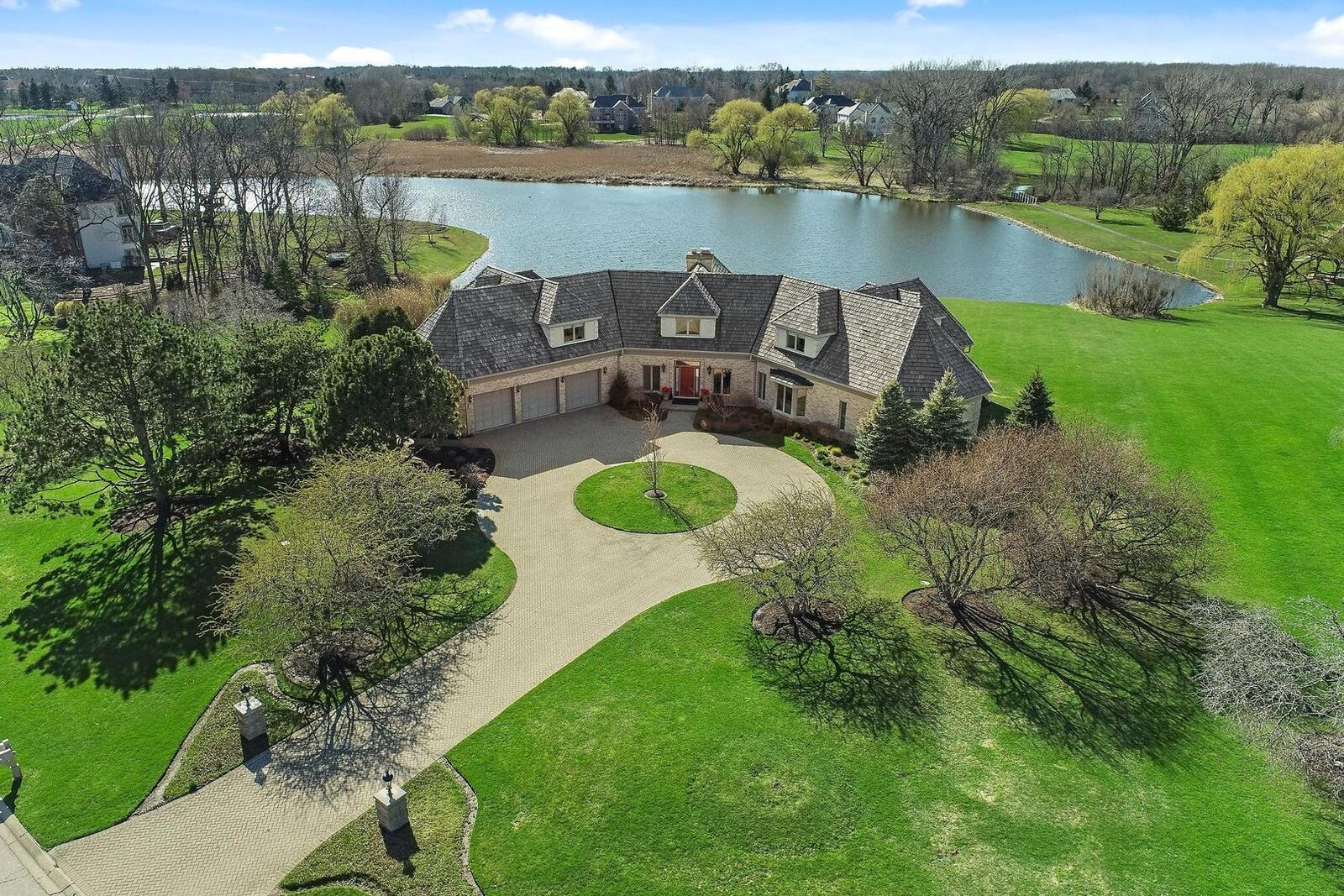 Property Photo: 14 Willowmere Drive IL 60010