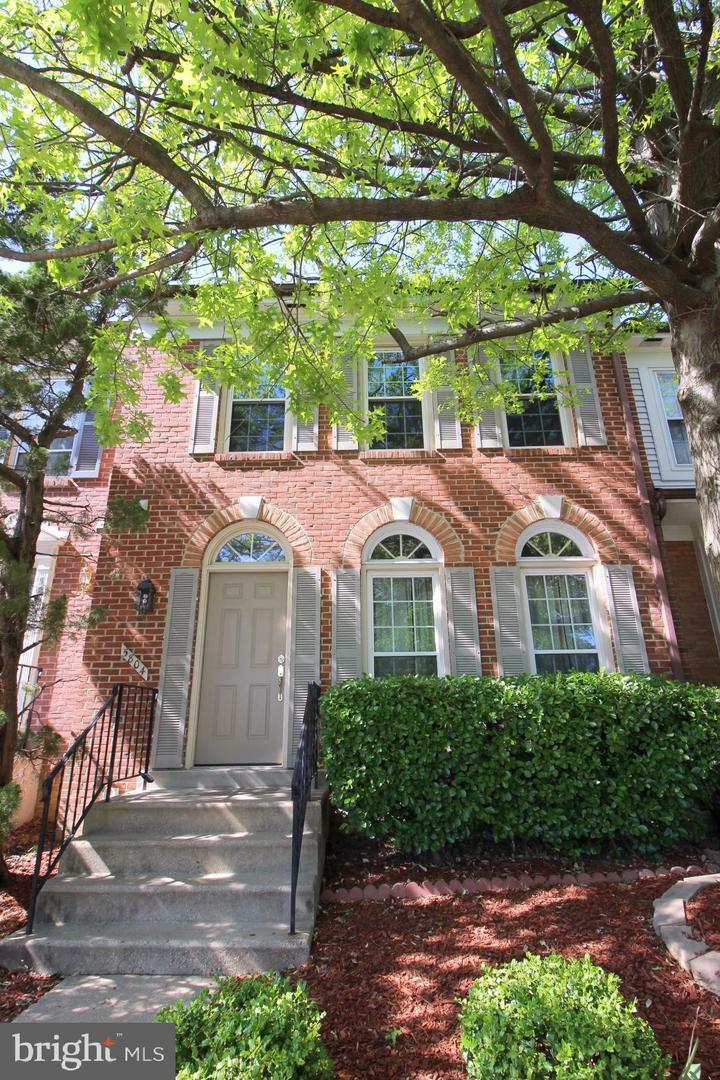 Property Photo: 5804 Apsley House Court VA 22310