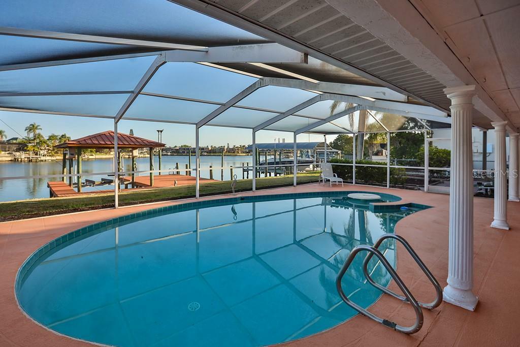 Property Photo:  6422 Lake Sunrise Drive  FL 33572 