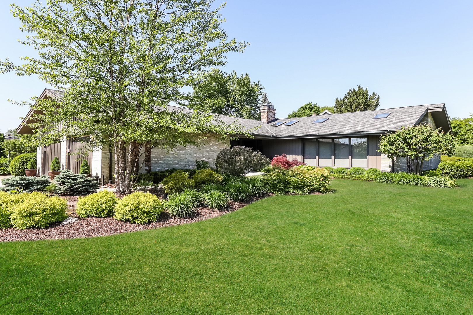 Property Photo: 18W741 Avenue Chateaux North IL 60523