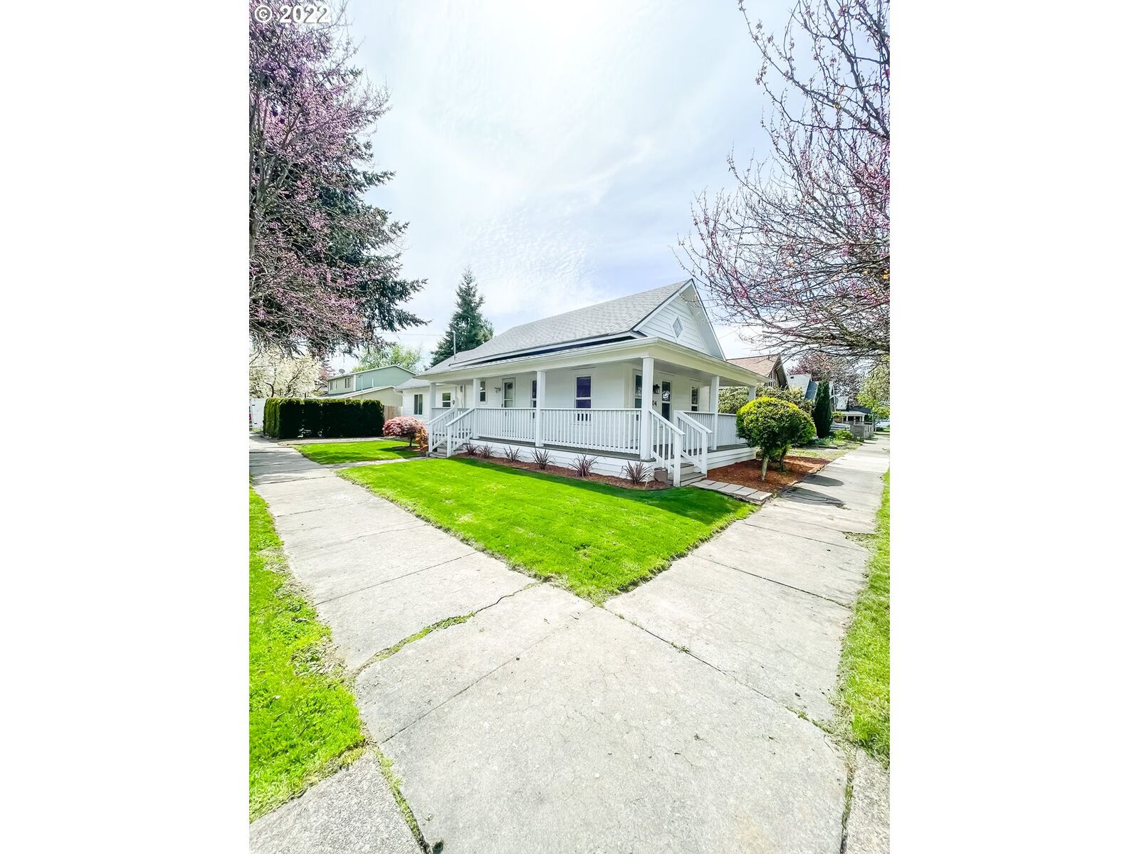 Property Photo: 204 NW 11th St OR 97128