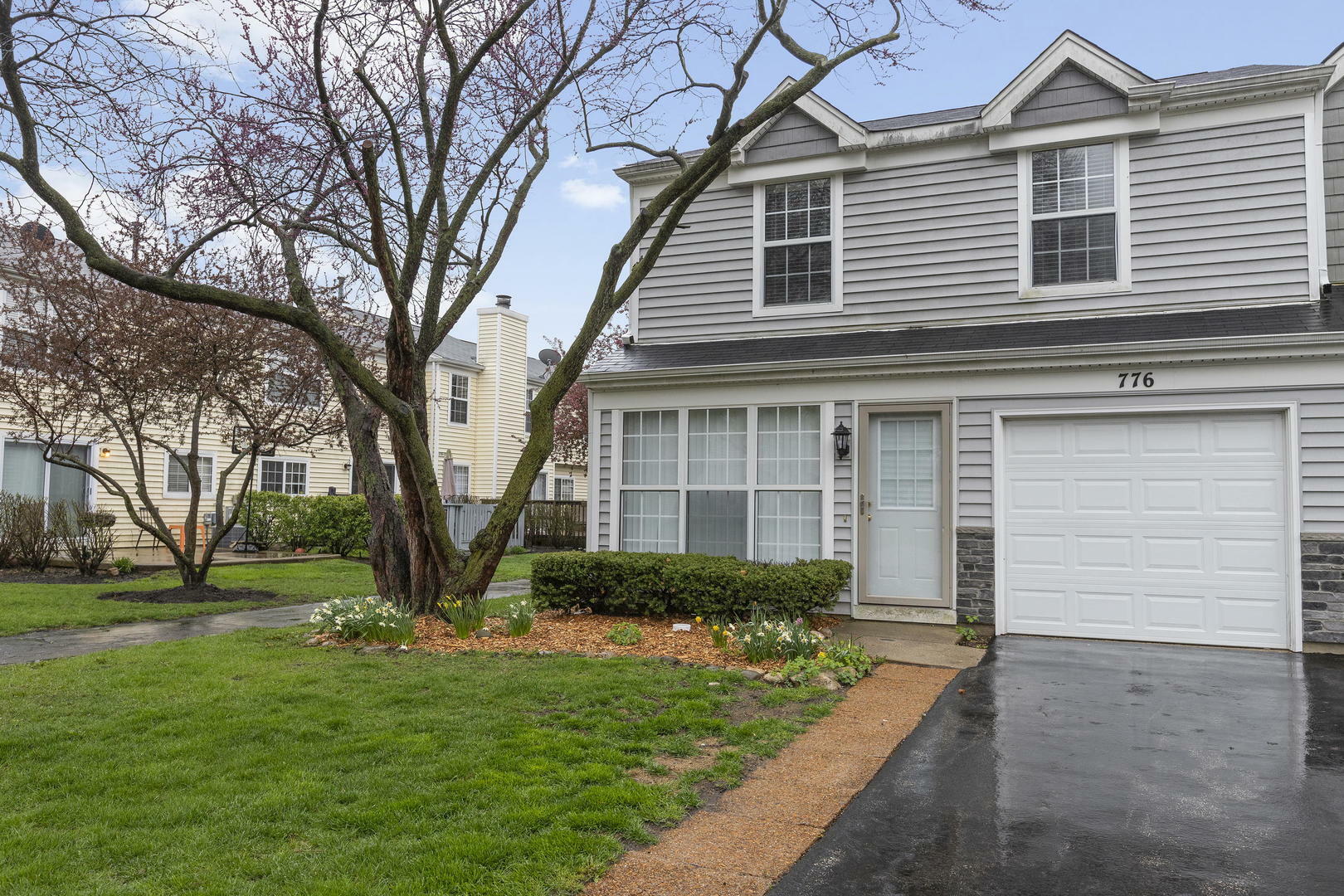 Property Photo: 776 Indian Wells Circle IL 60123