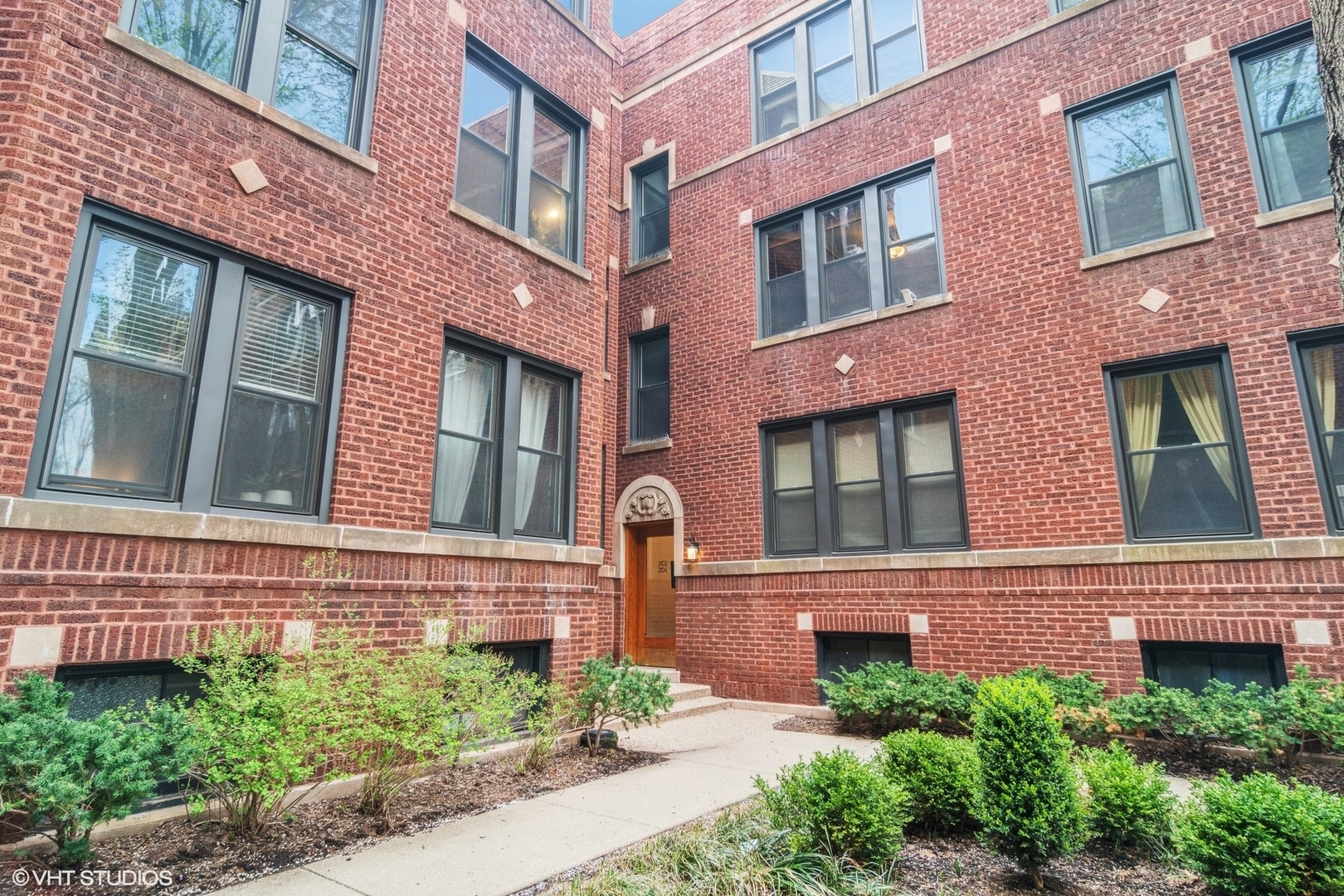 Property Photo:  2102 W Montrose Avenue 2  IL 60618 