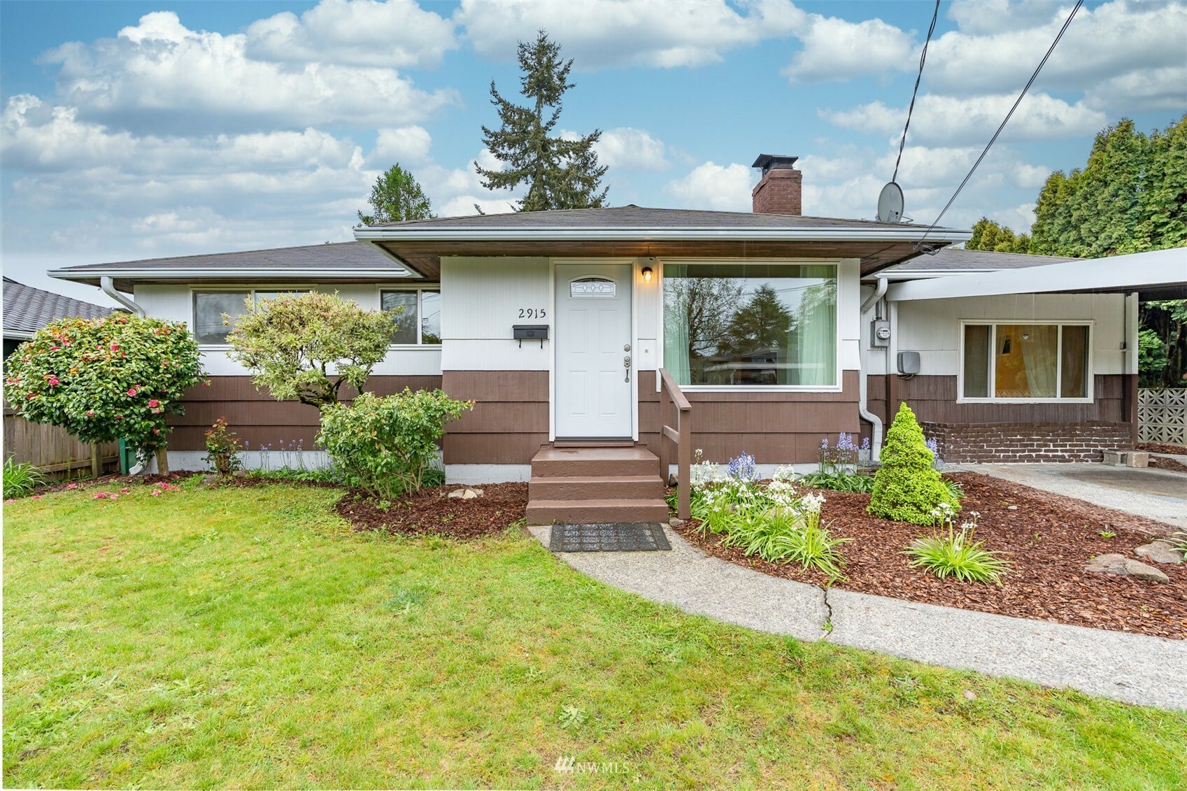 Property Photo: 2915 SW Cambridge Street WA 98126