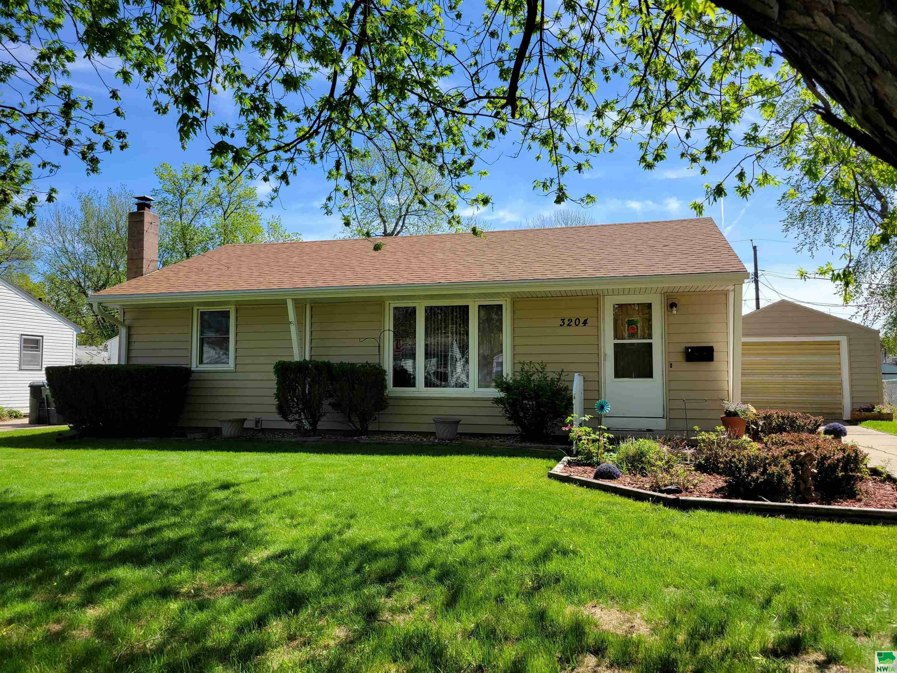 Property Photo: 3204 Idlewood St IA 51104