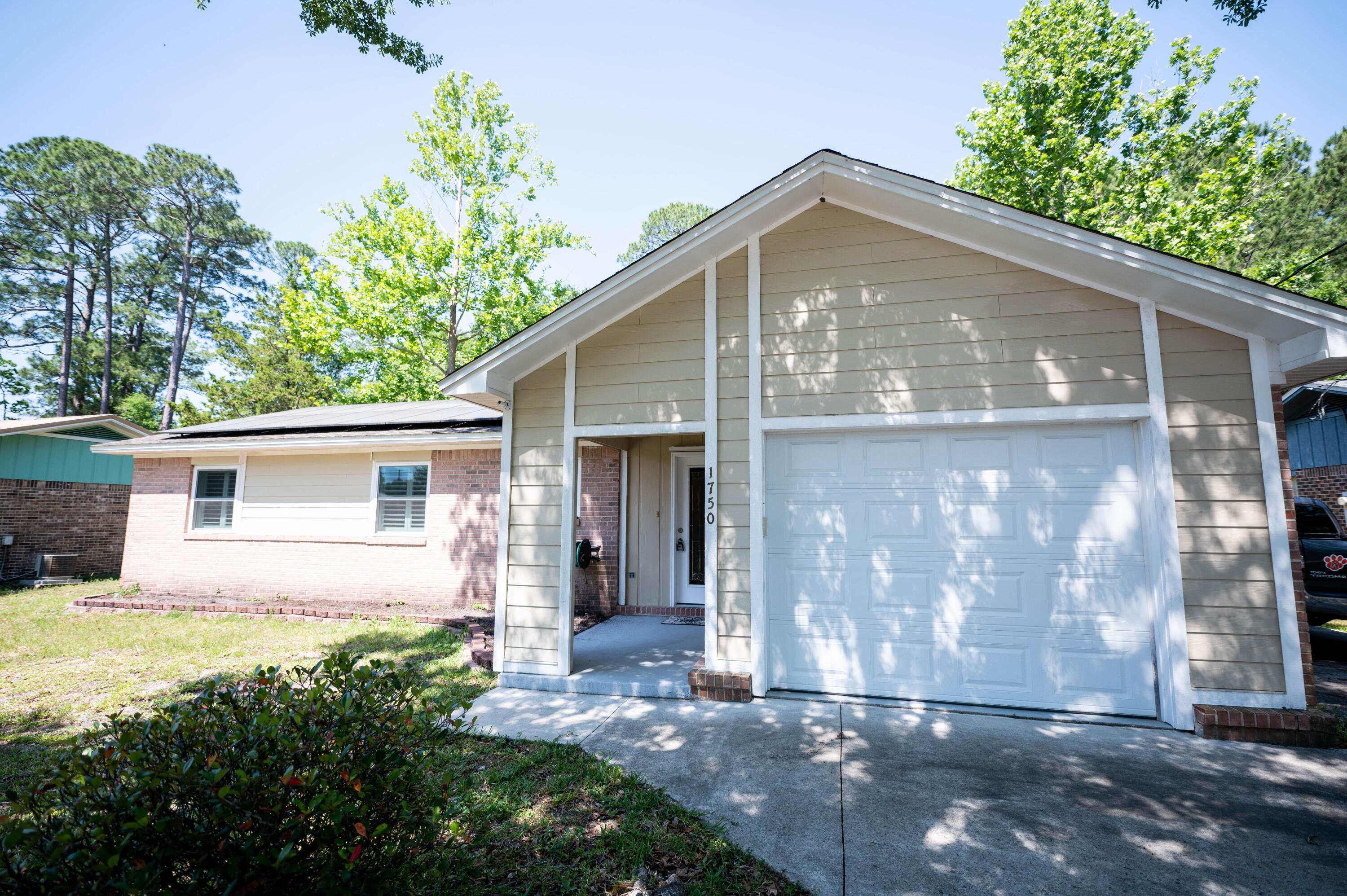 Property Photo:  1750 Sycamore Avenue  FL 32578 