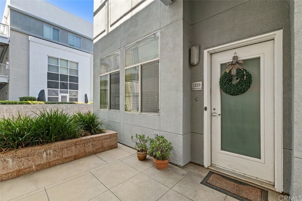 Property Photo:  435 W Center Street Promenade 223  CA 92805 