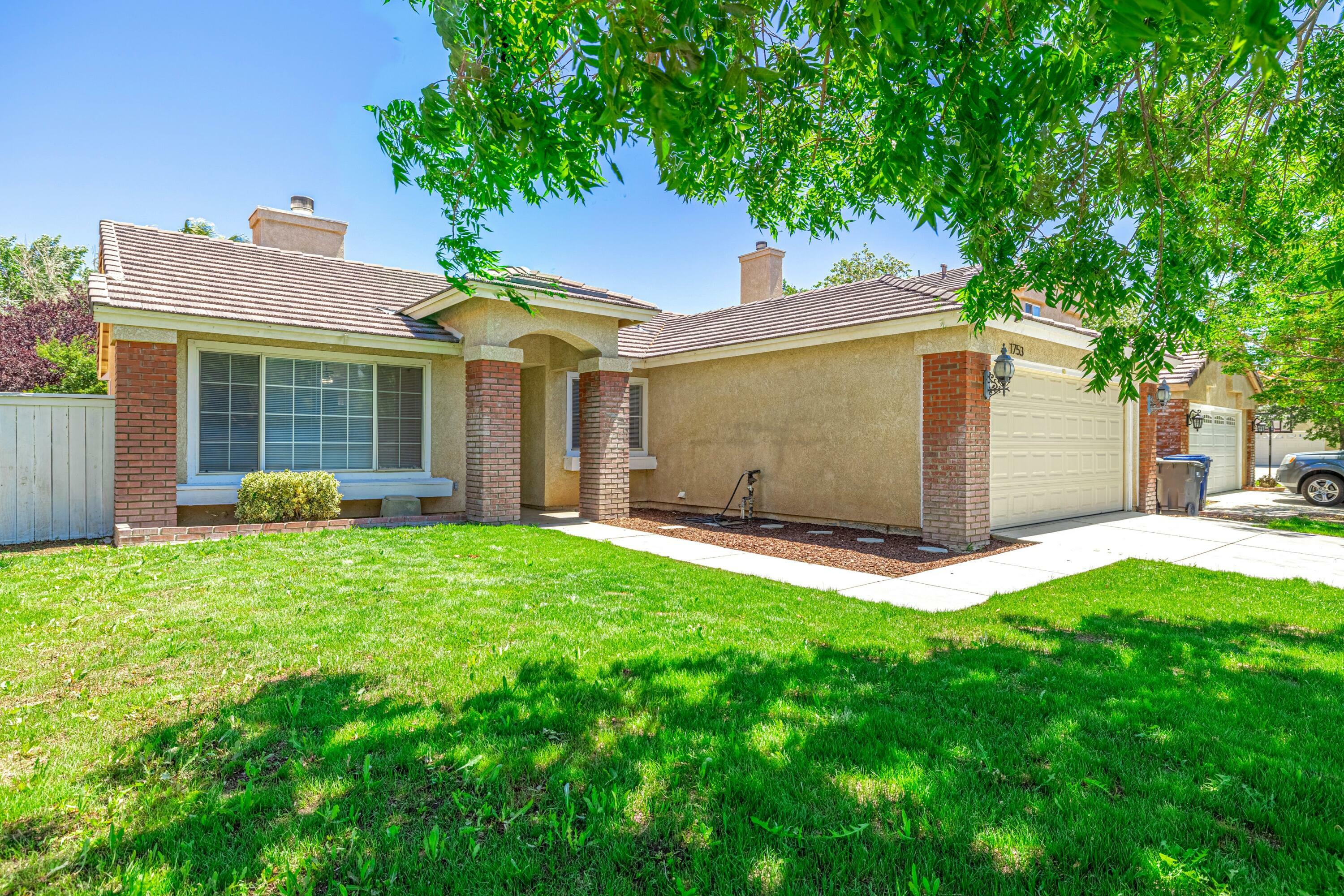 Property Photo:  1753 Stratford Street  CA 93534 