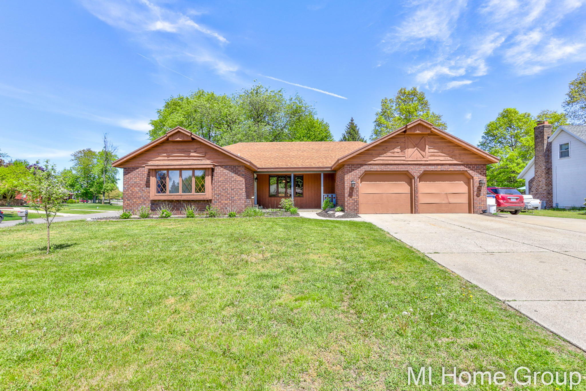 Property Photo: 895 S Kingwood Court MI 49424
