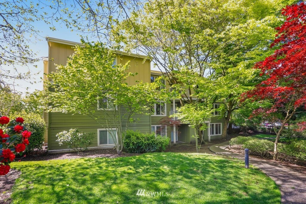 Property Photo:  300 N 130th Street 8102  WA 98133 