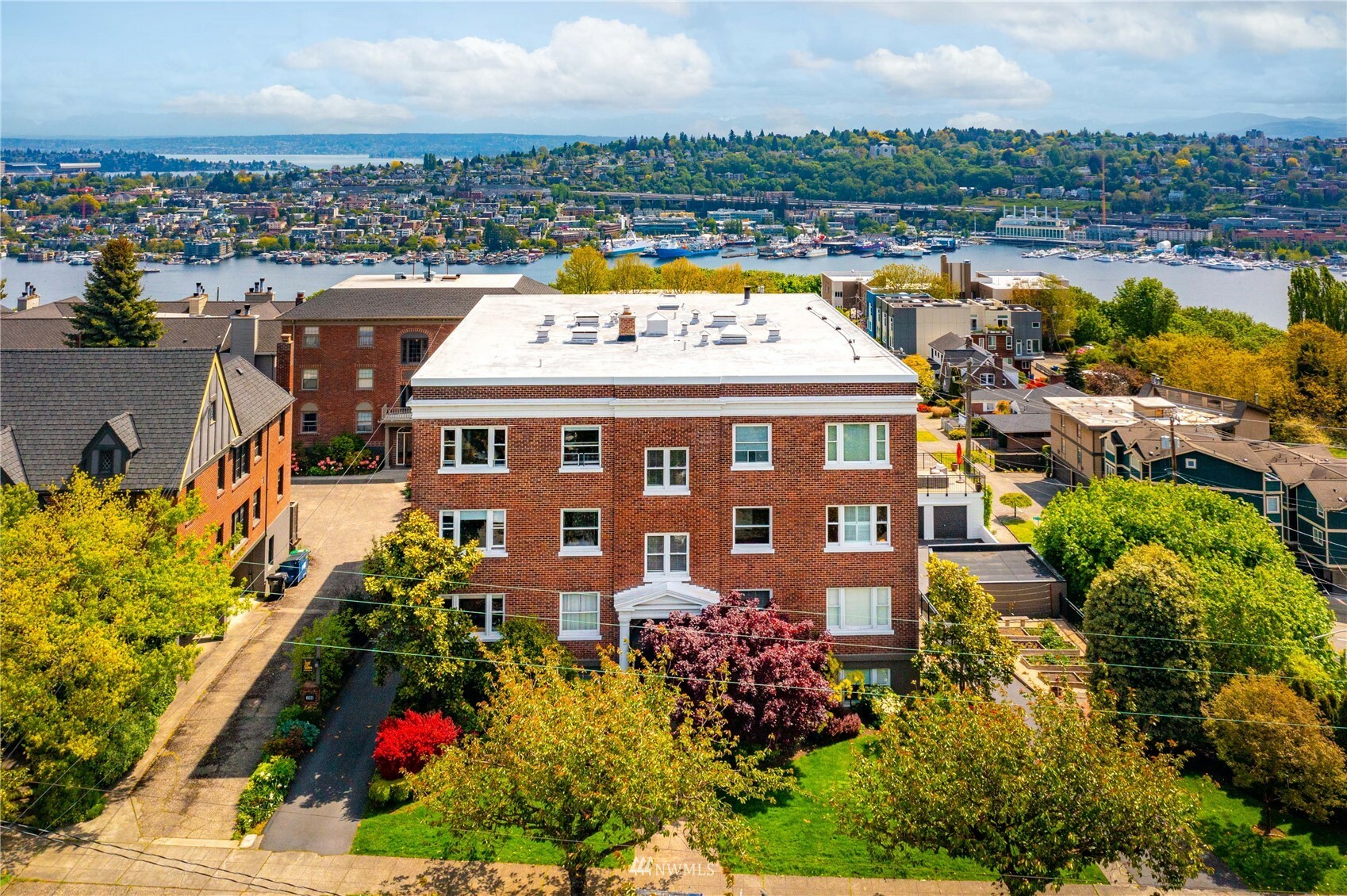 Property Photo: 1902 Bigelow Avenue N 302 WA 98109