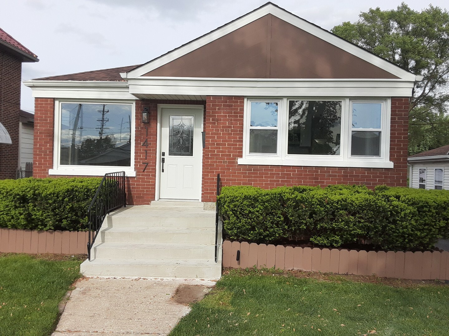 Property Photo:  1417 N Lee Boulevard  IL 60163 