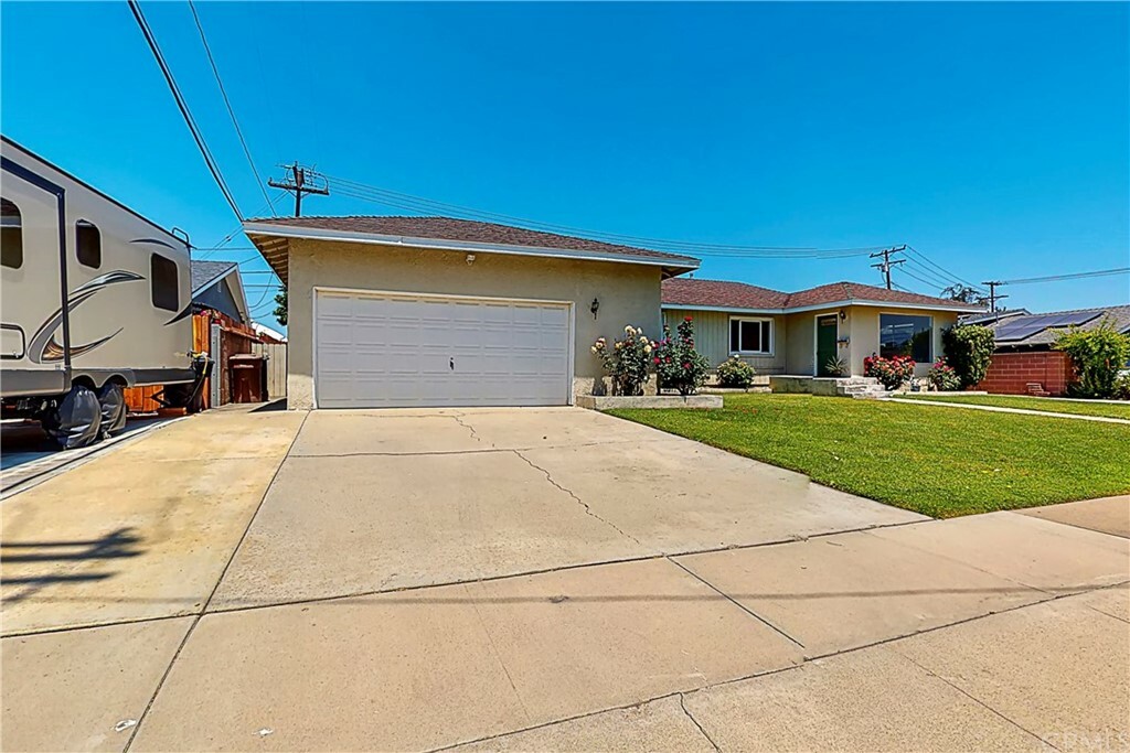 Property Photo:  2421 W Marian Avenue  CA 92804 