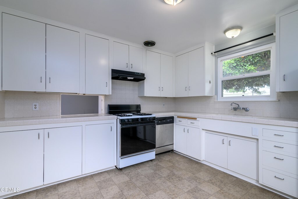 Property Photo:  723 W Robert Avenue  CA 93030 