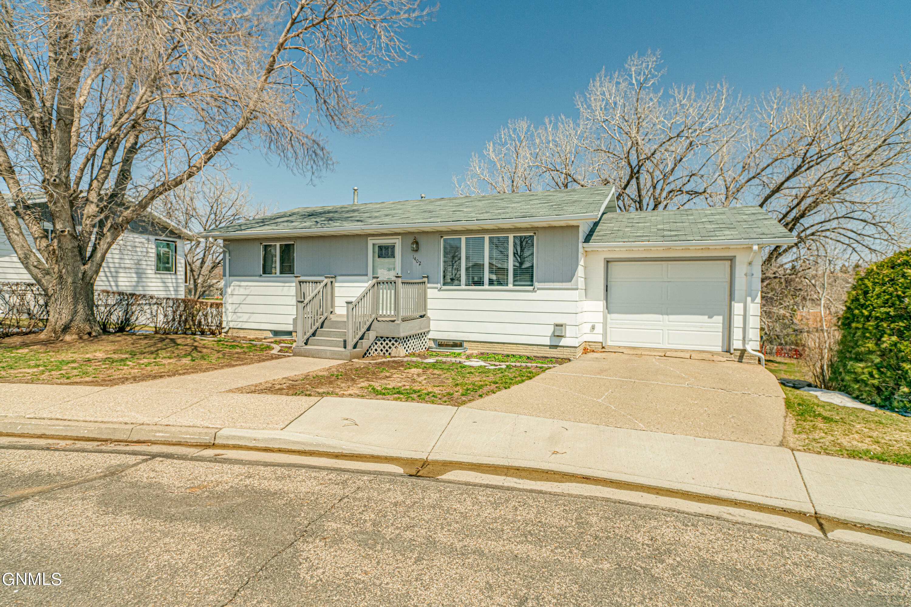 Property Photo:  1402 9th Avenue NW  ND 58554 