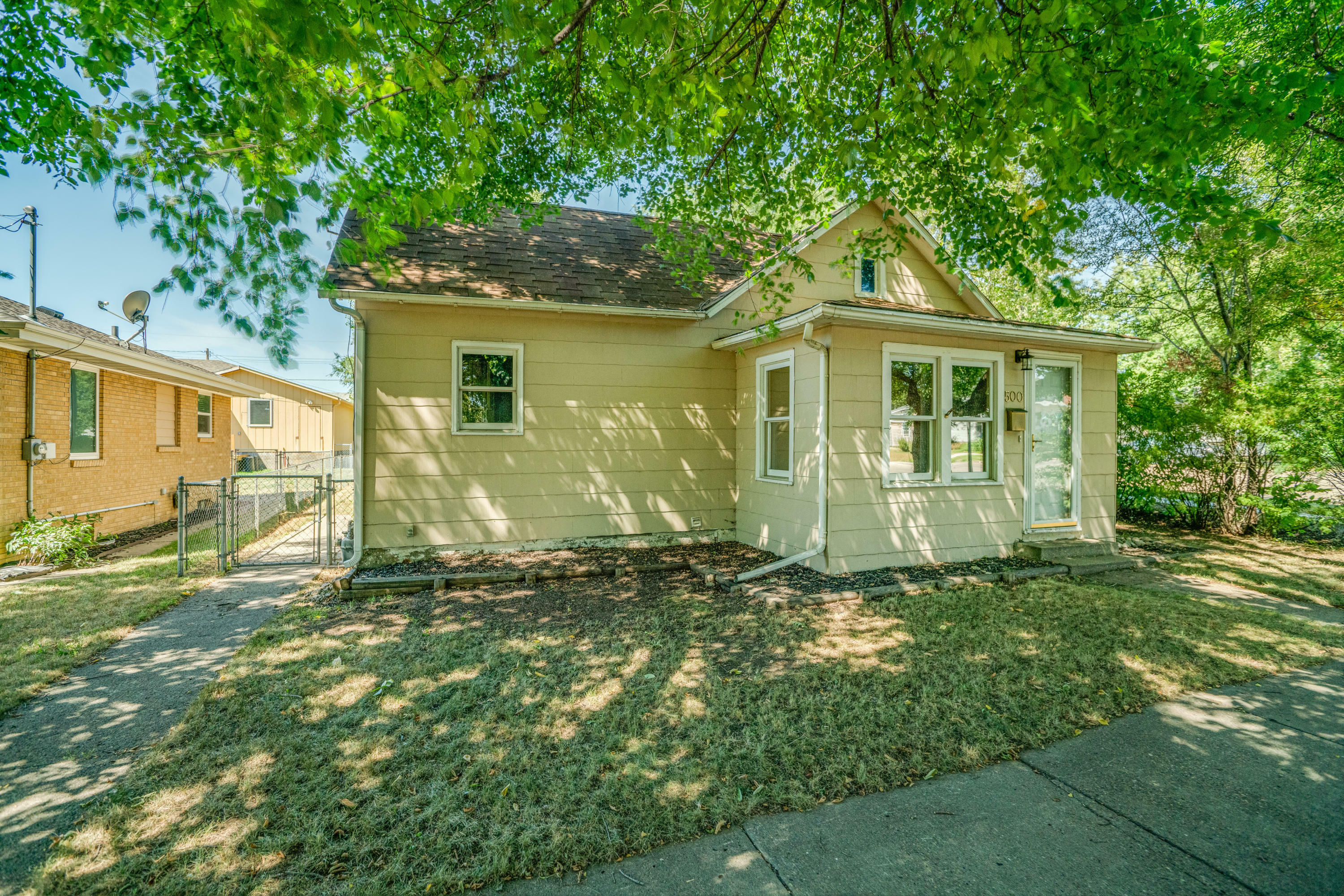 Property Photo:  500 S 12th Street  ND 58504 