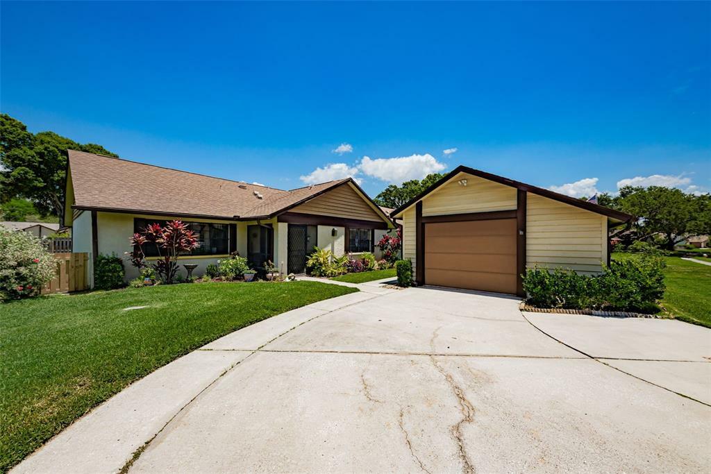 Property Photo: 2621 Laurelwood Drive FL 33763