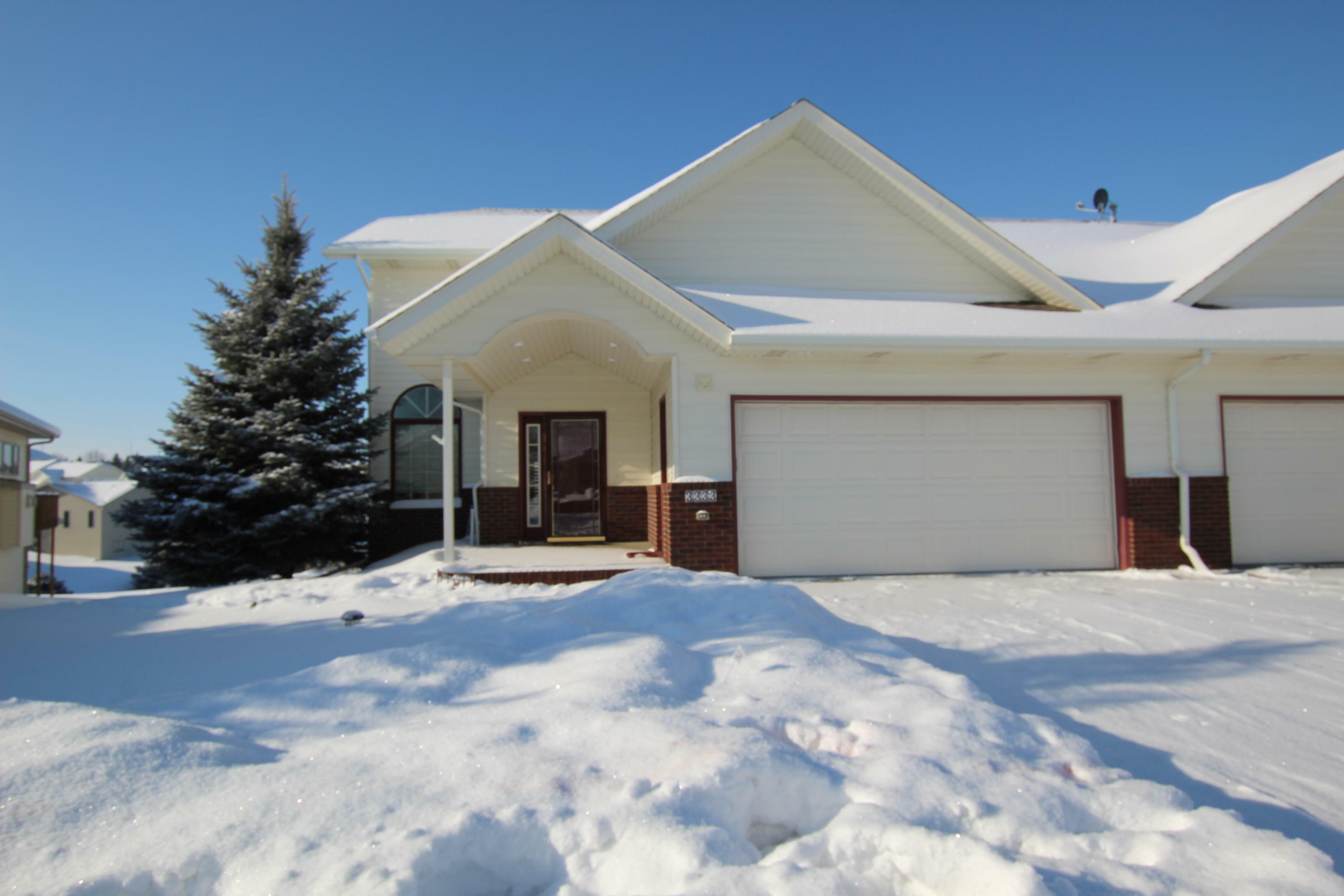 Property Photo:  3333 Thunderbird Lane  ND 58503 