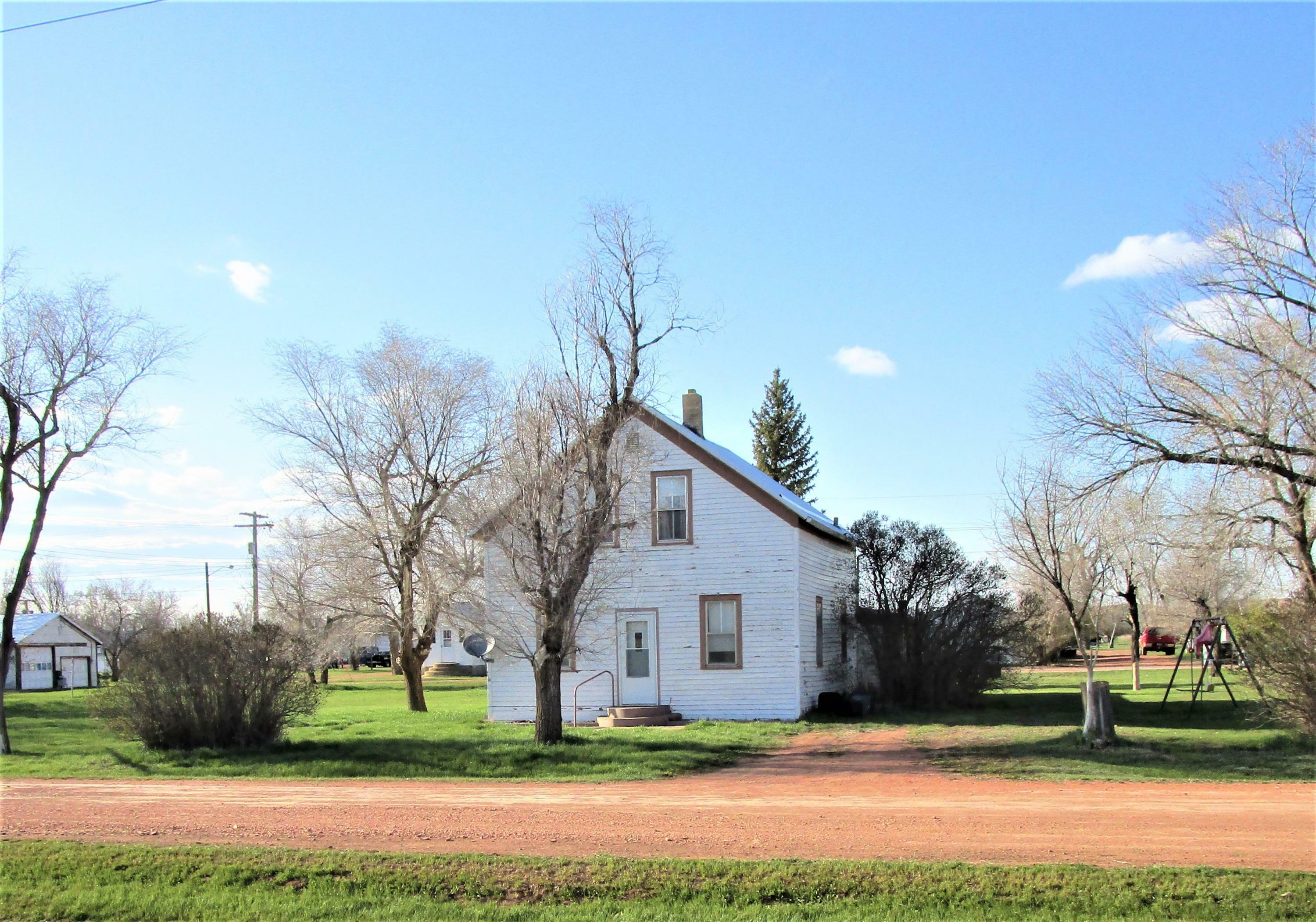 Property Photo:  207 North Avenue  ND 58631 