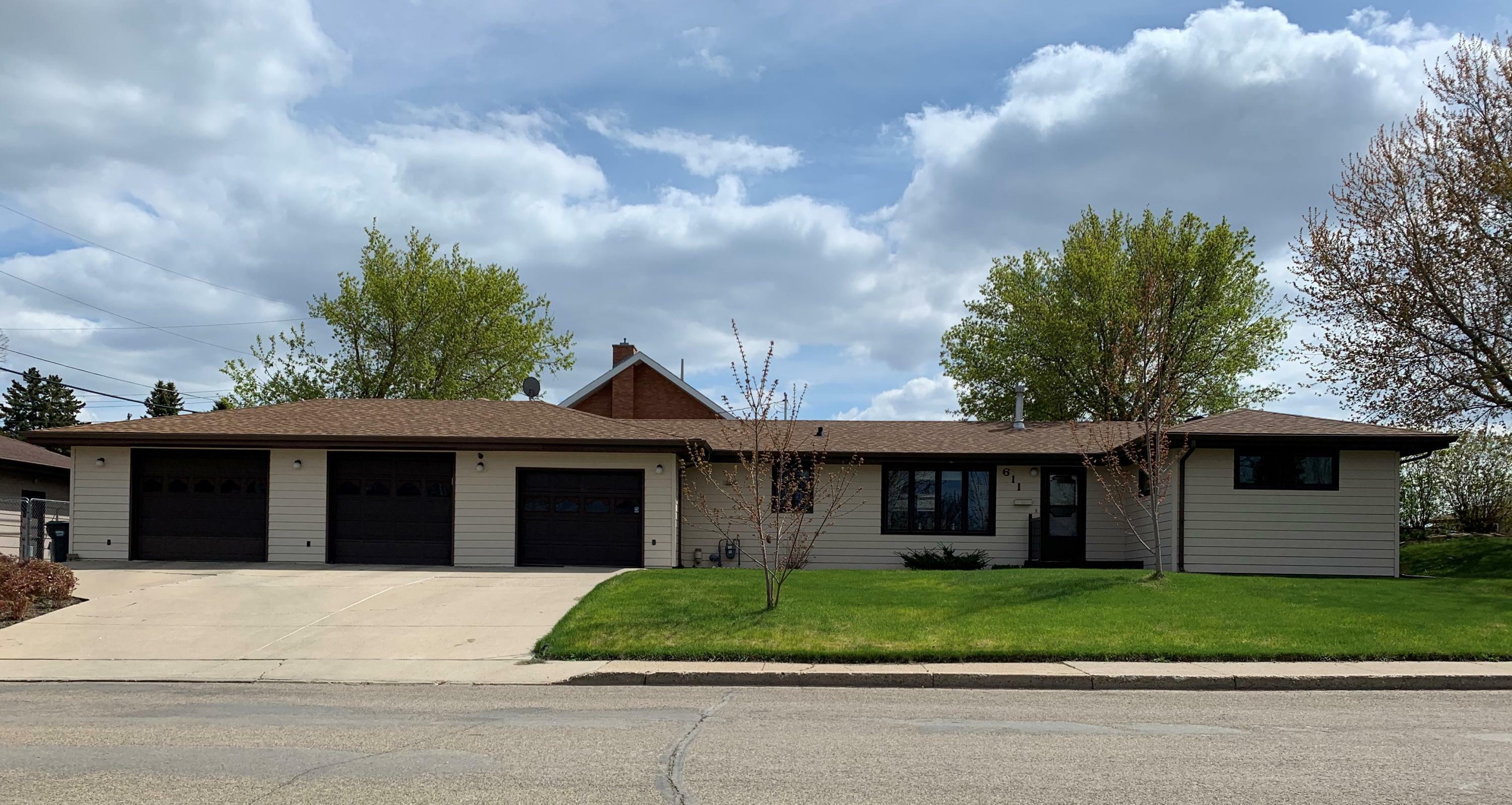 Property Photo:  611 13th Street NW  ND 58554 