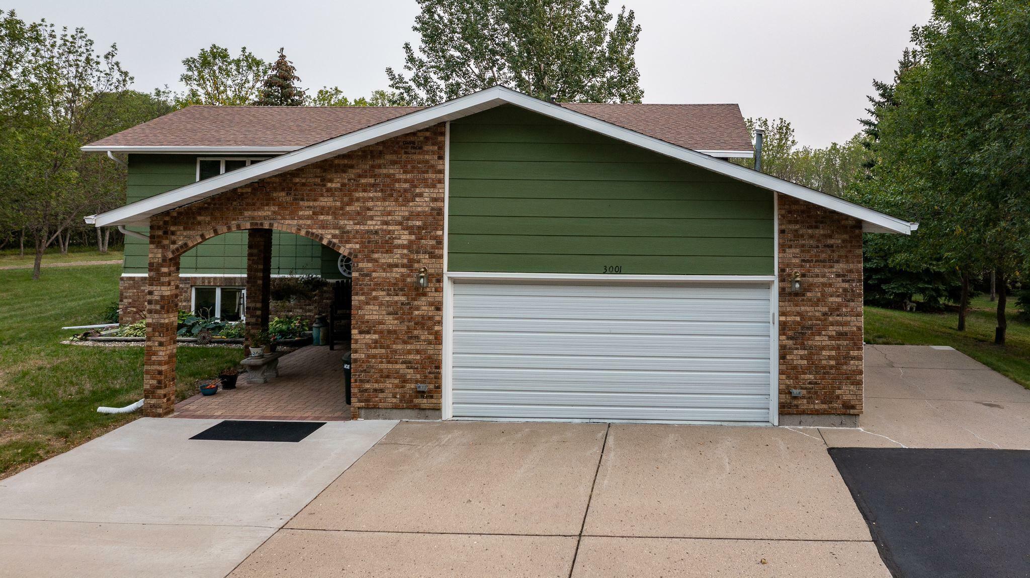 Property Photo:  3001 Garnet Drive  ND 58503 