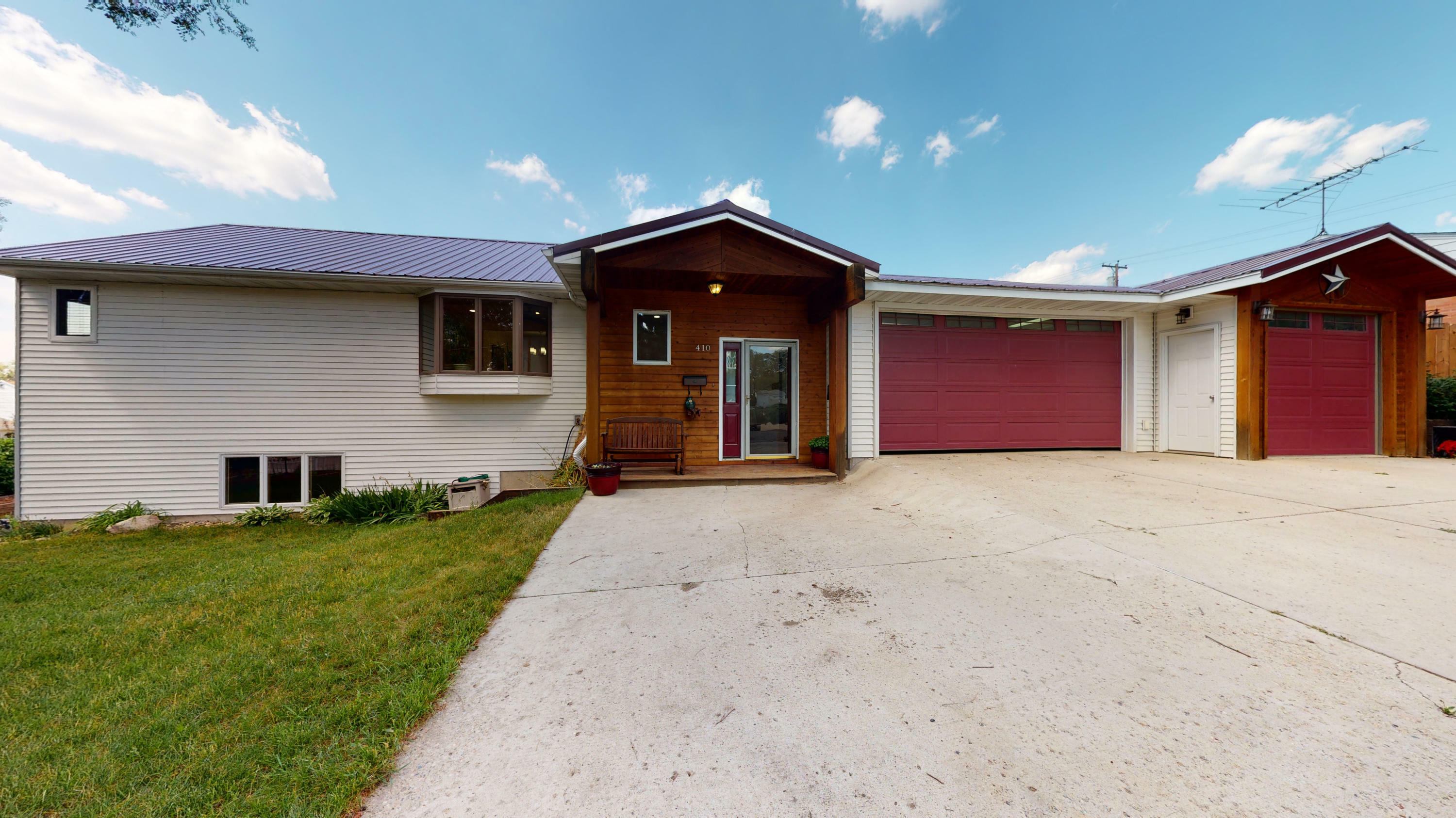 Property Photo:  410 7th Street NW  ND 58554 