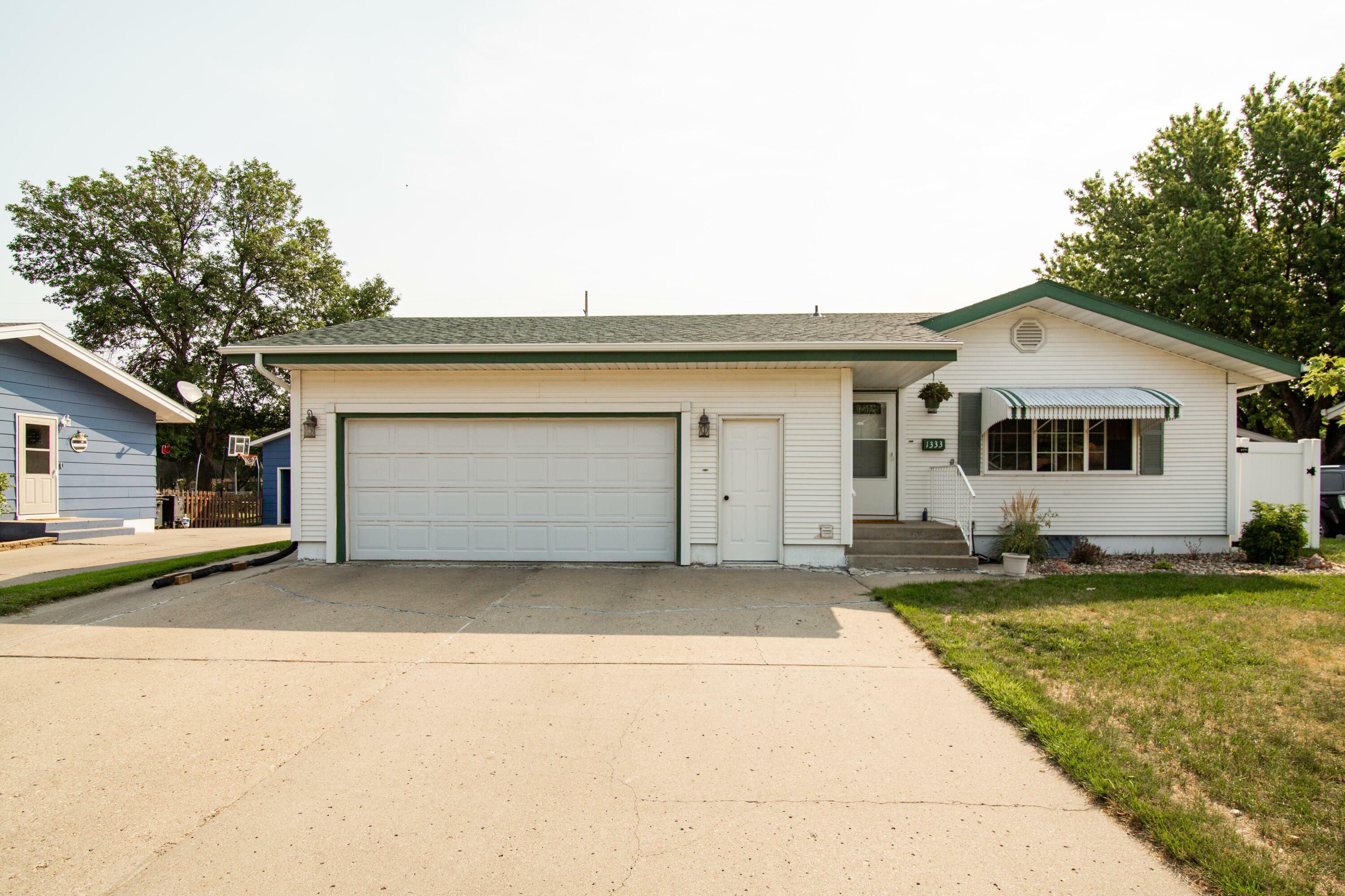 Property Photo:  1333 Richmond Drive  ND 58504 