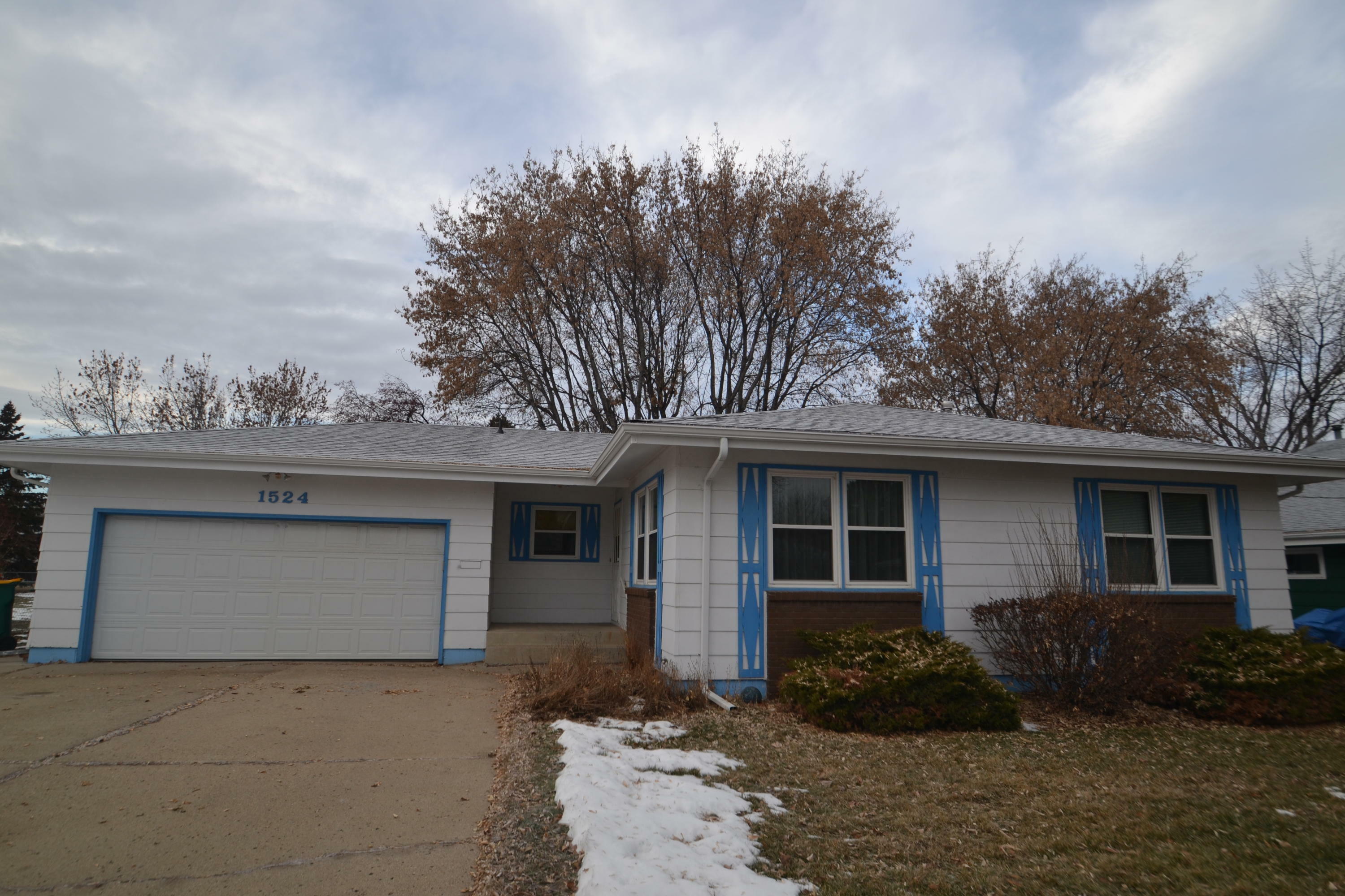 Property Photo:  1524 S 3rd Street  ND 58504 