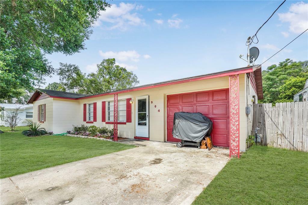 Property Photo:  904 Hickory Avenue  FL 34731 