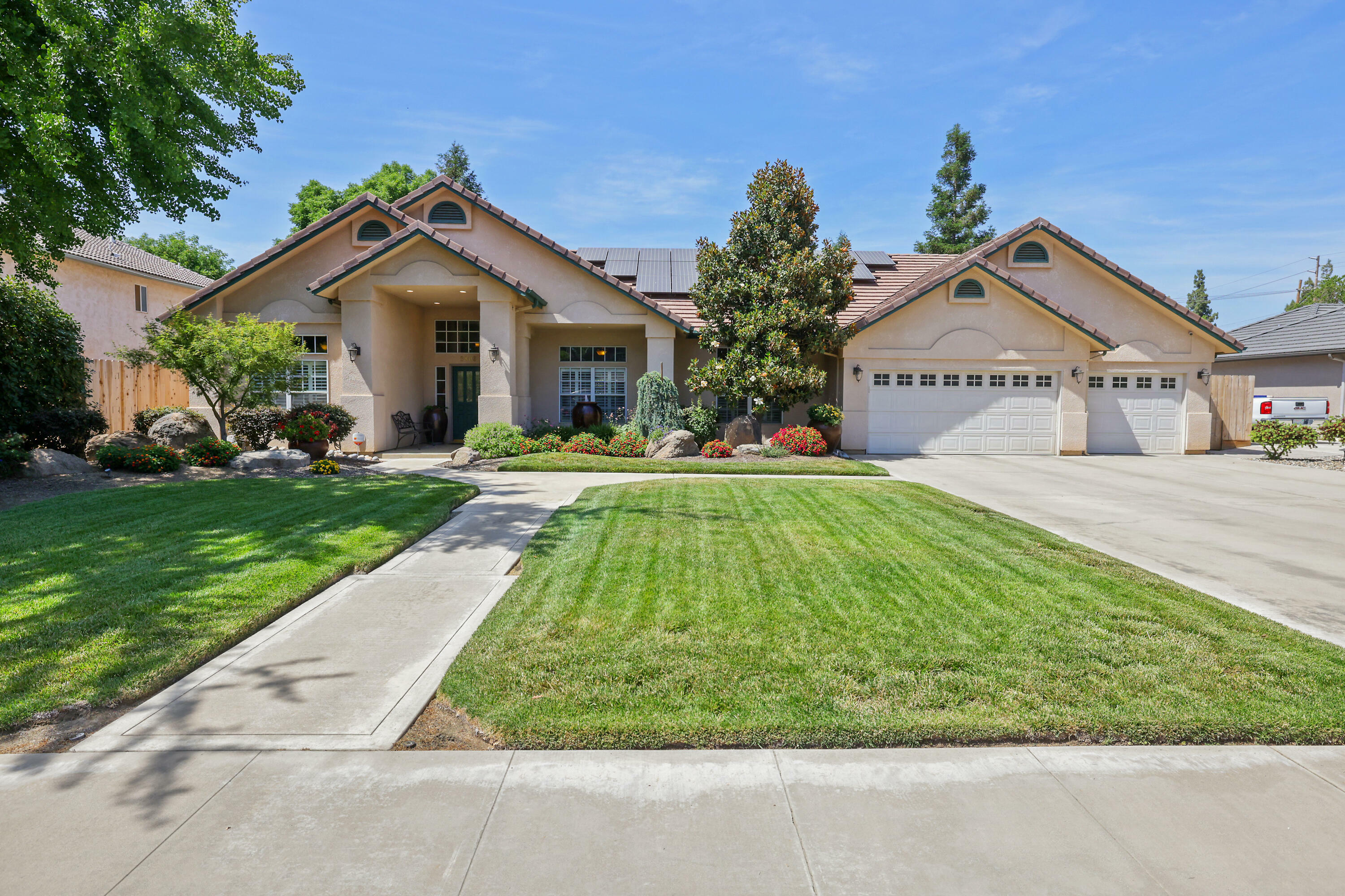 Property Photo:  2806 E Harter Court  CA 93292 