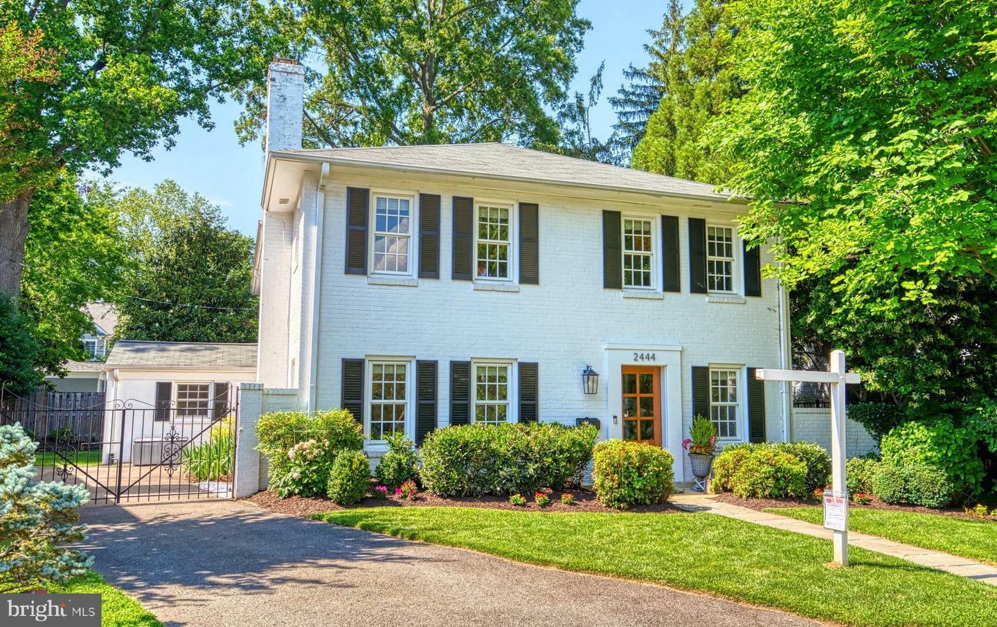 Property Photo: 2444 N Ottawa Street VA 22205