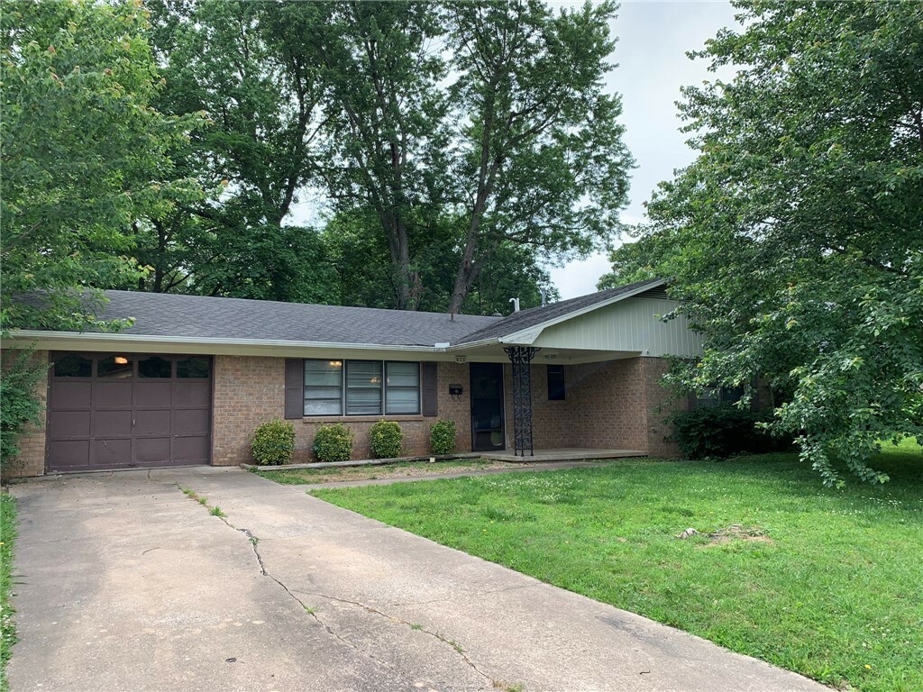 Property Photo:  913 S 10th Street  AR 72756 