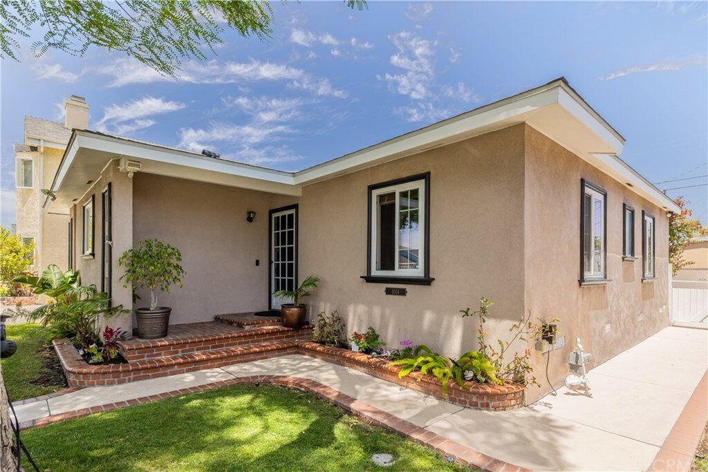 Property Photo:  1014 Cerise Avenue  CA 90503 