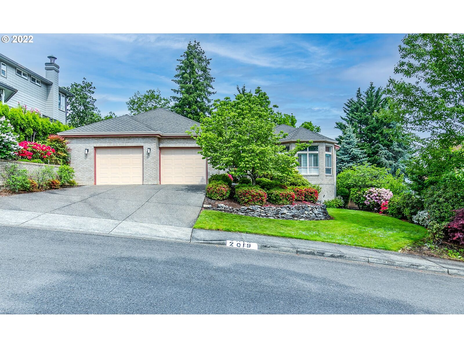 Property Photo:  2019 Morning View Dr  OR 97405 