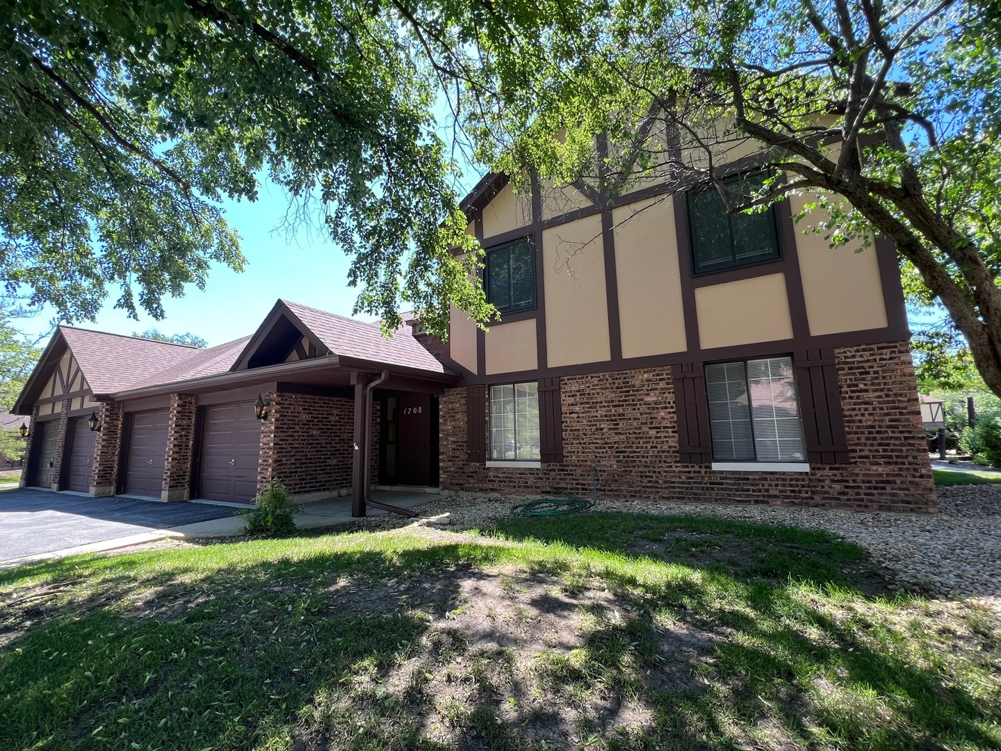 Property Photo: 1708 Lakecliffe Drive D IL 60189