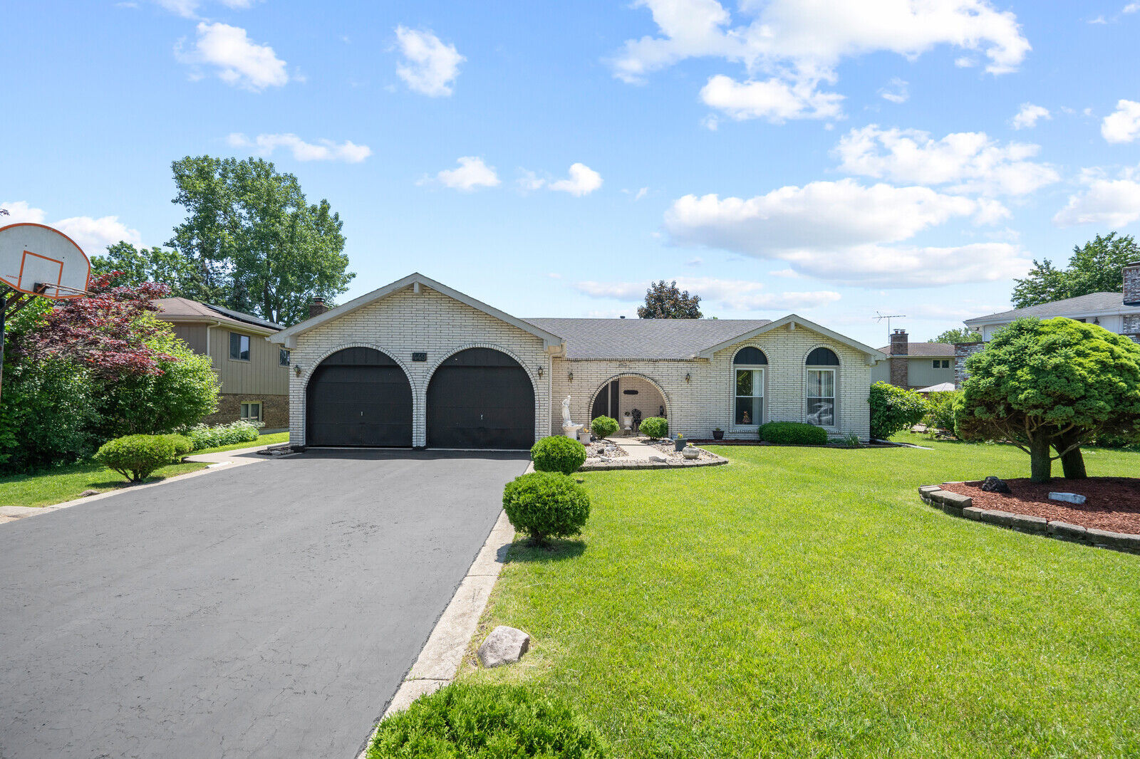 Property Photo: 449 S Edgewood Avenue IL 60191