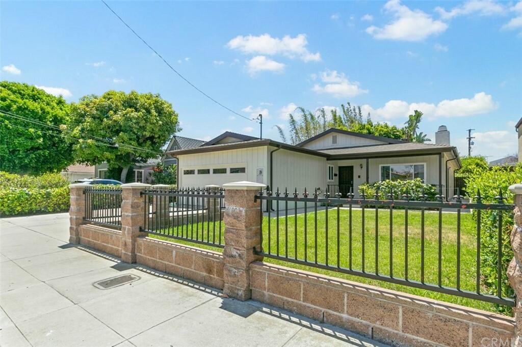 Property Photo: 2106 Robinson Street CA 90278