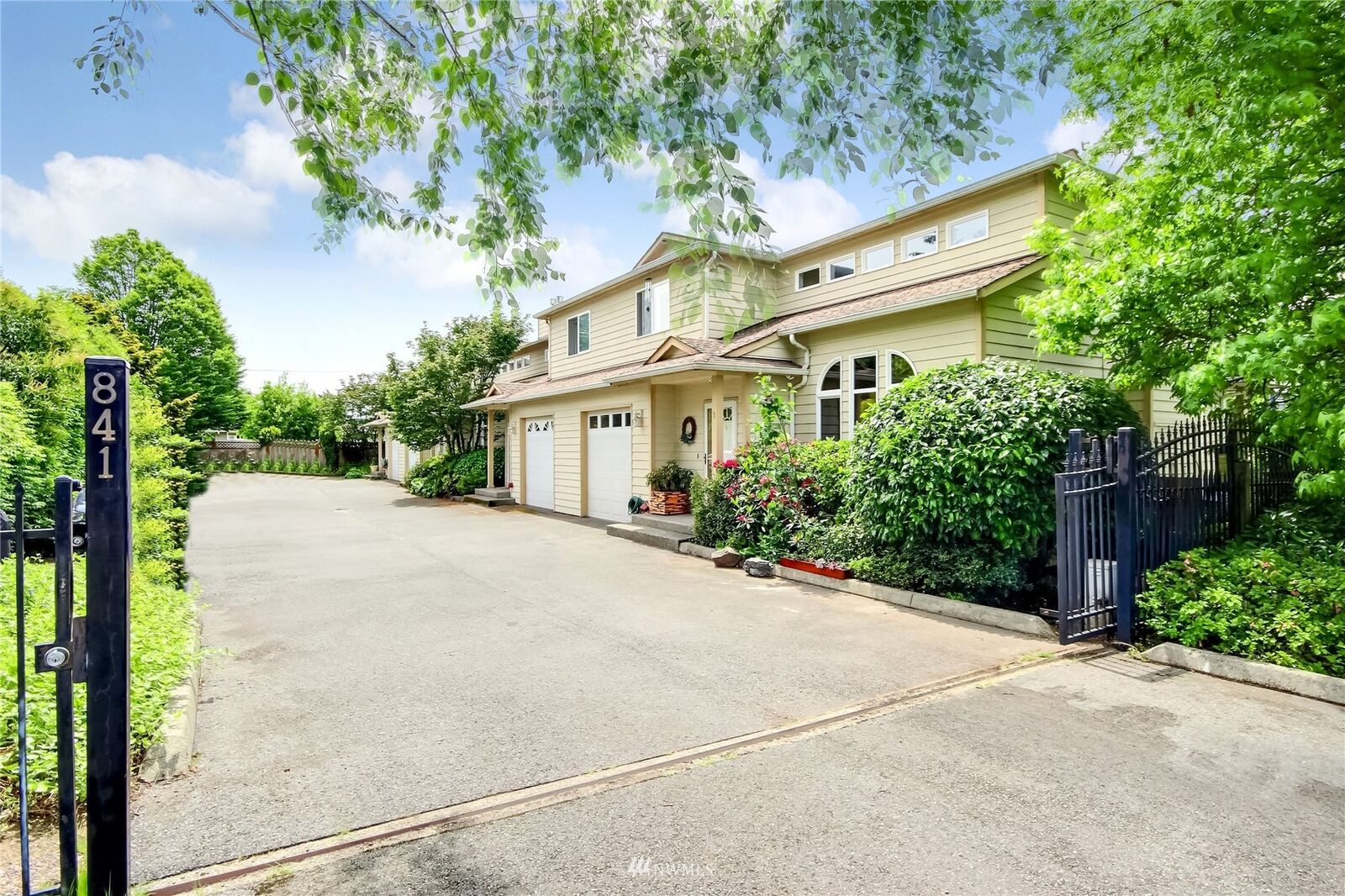 Property Photo:  841 SW 142nd Place 1  WA 98166 