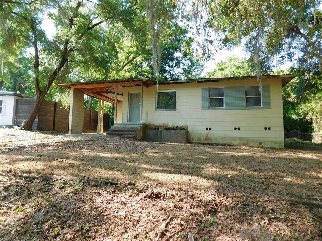 Property Photo:  905 SE 9th Place  FL 32601 