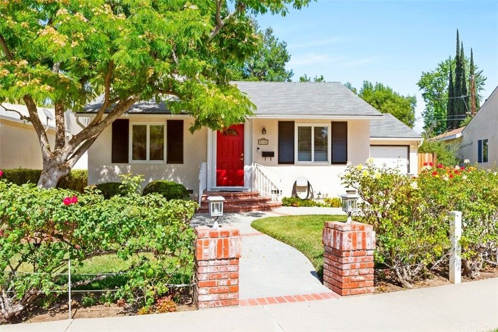 Property Photo:  5736 Andasol Avenue  CA 91316 