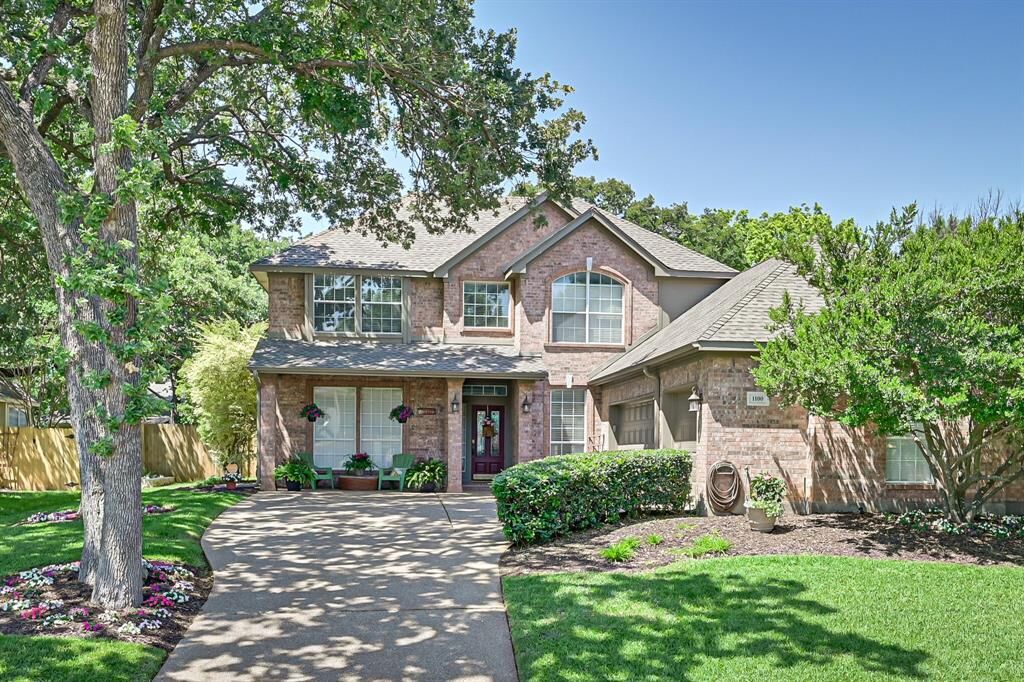 Property Photo: 1100 Danbury Drive TX 76063
