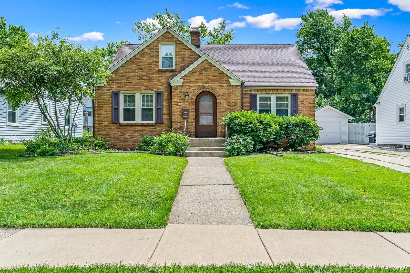 Property Photo: 1708 E Gate Parkway IL 61108