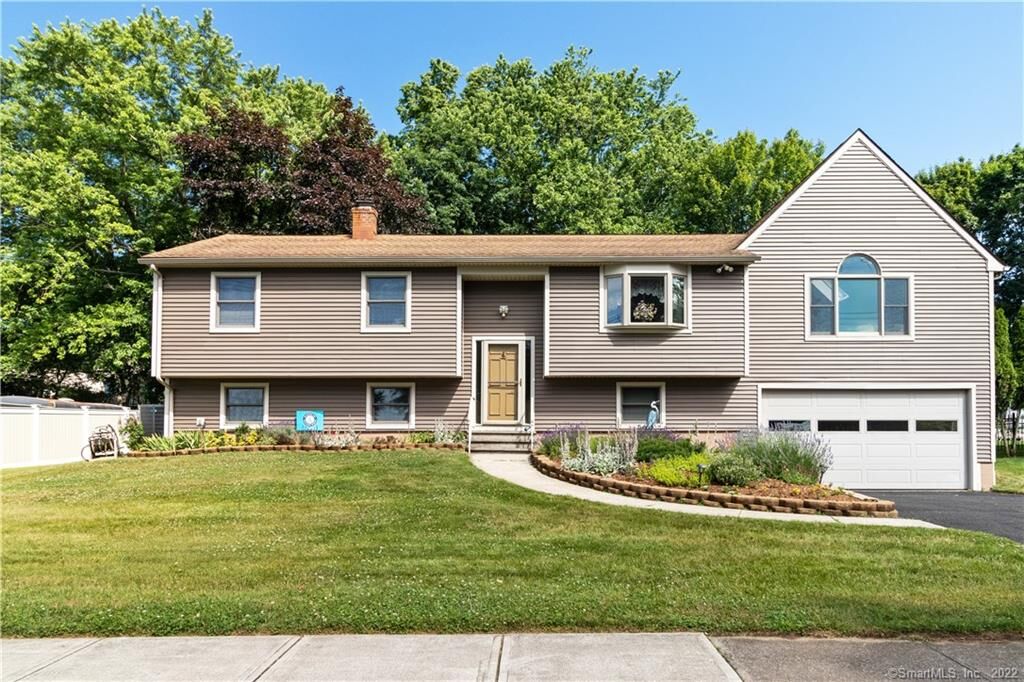 Property Photo:  476 West Mayflower Place  CT 06460